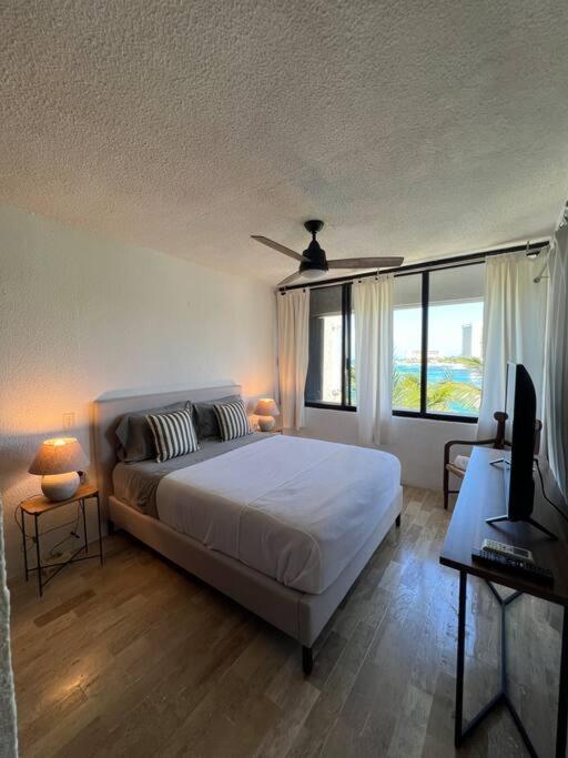 Amazing ocean front. 418