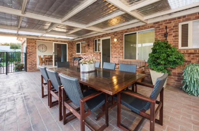 Spacious resort style property with pool in Mudgee - Rest Easy Mudgee Villa