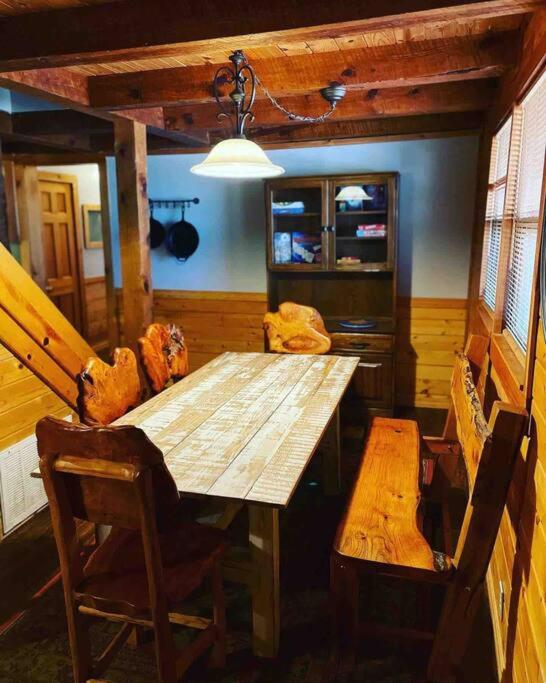 3 Bedroom log cabin with hot tub at Bear Mountain view 5