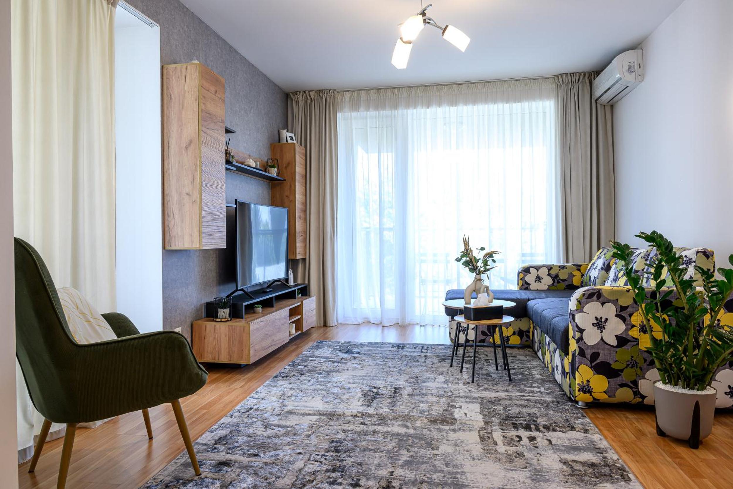 EME-ROSE Condo, free guarded parking & gym