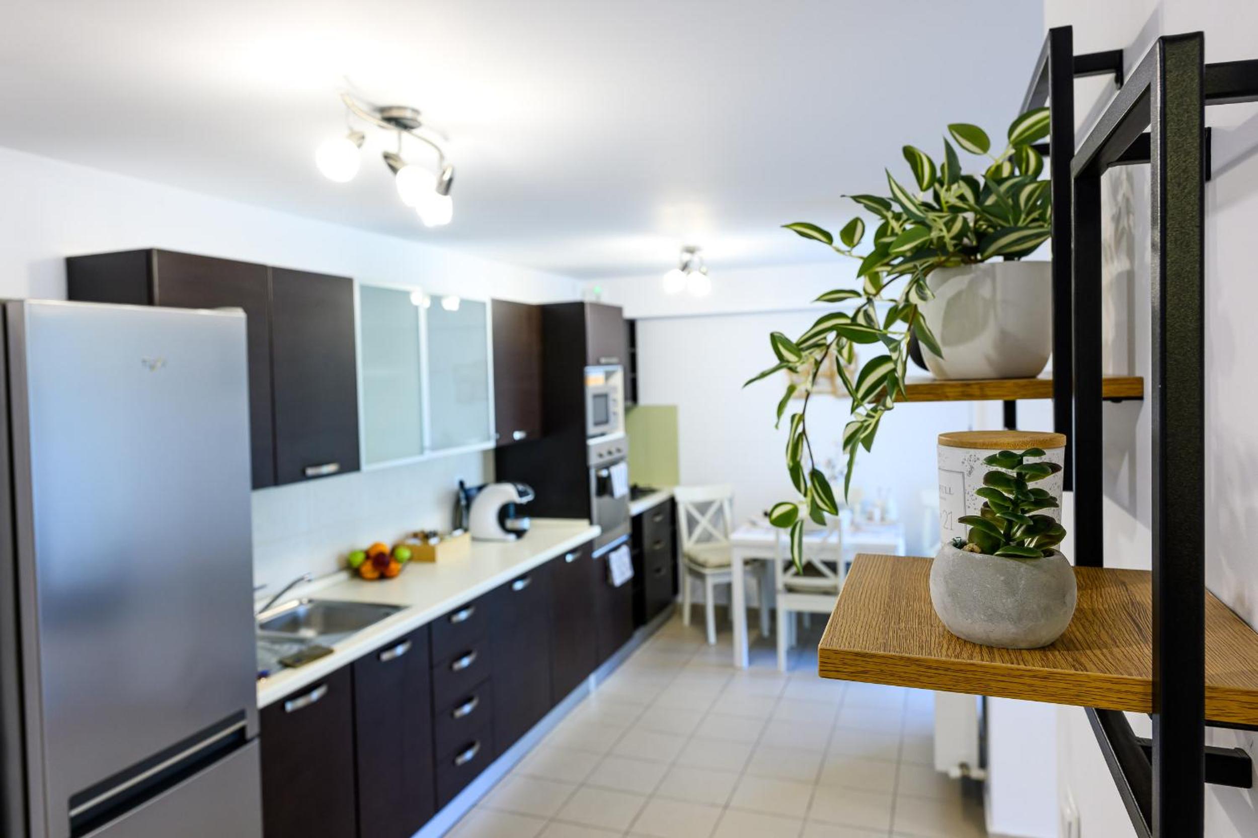 EME-ROSE Condo, free guarded parking & gym