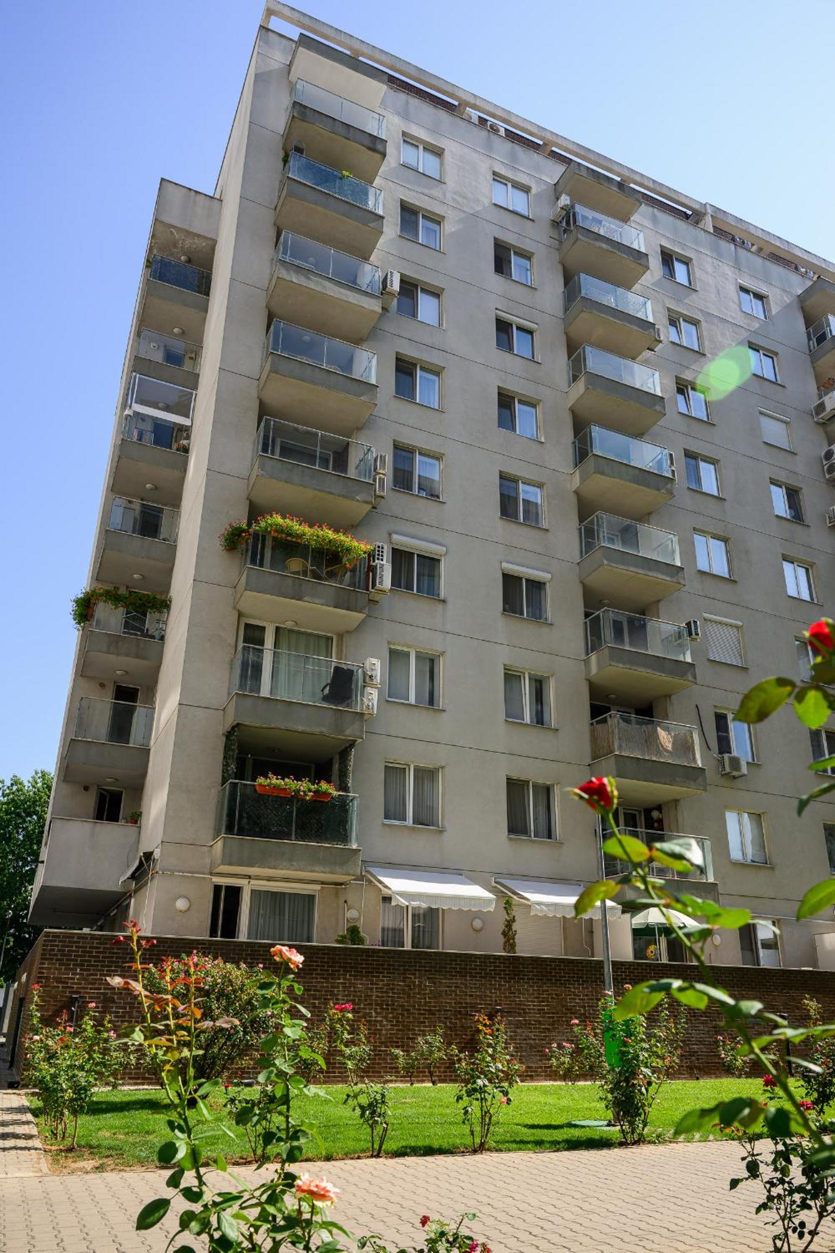 EME-ROSE Condo, free guarded parking & gym