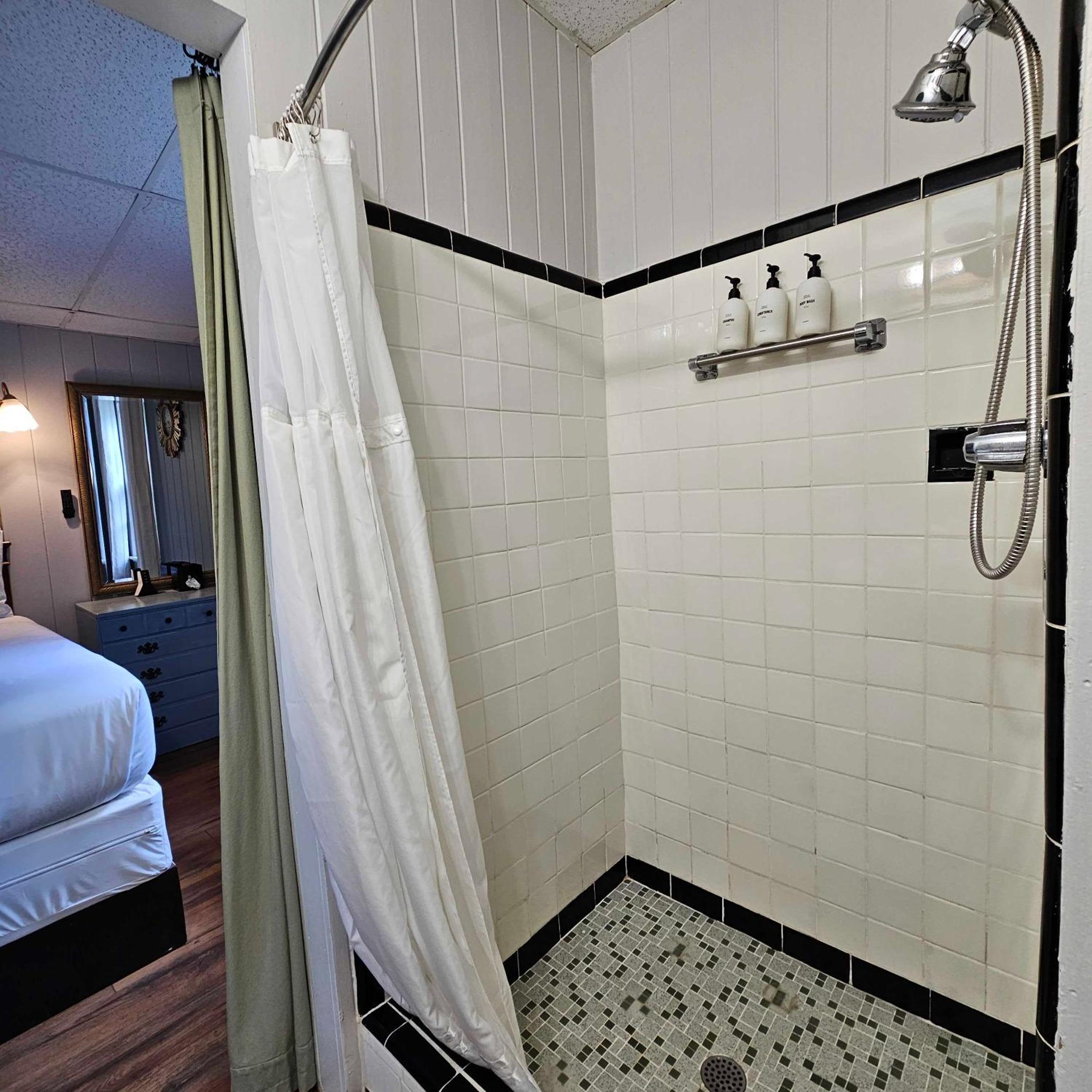 CedarWood Inn