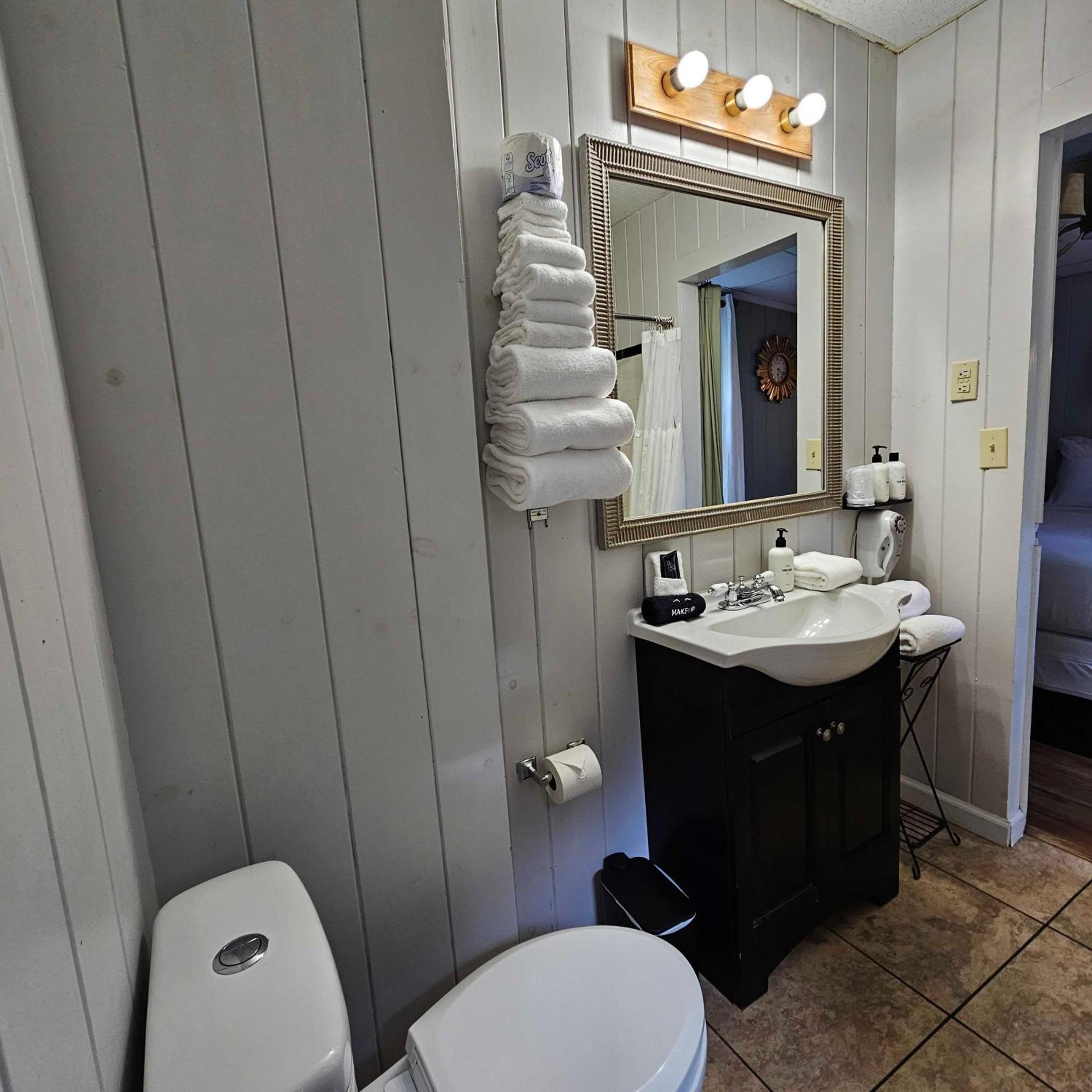 CedarWood Inn