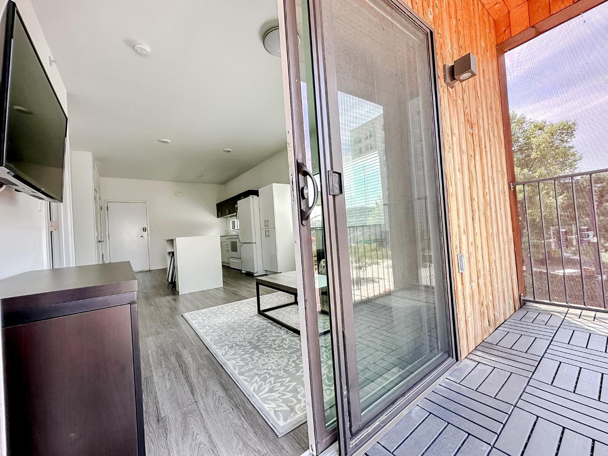 Hotel Sleepover Trendy Downtown Springfield Apartments - Image 1