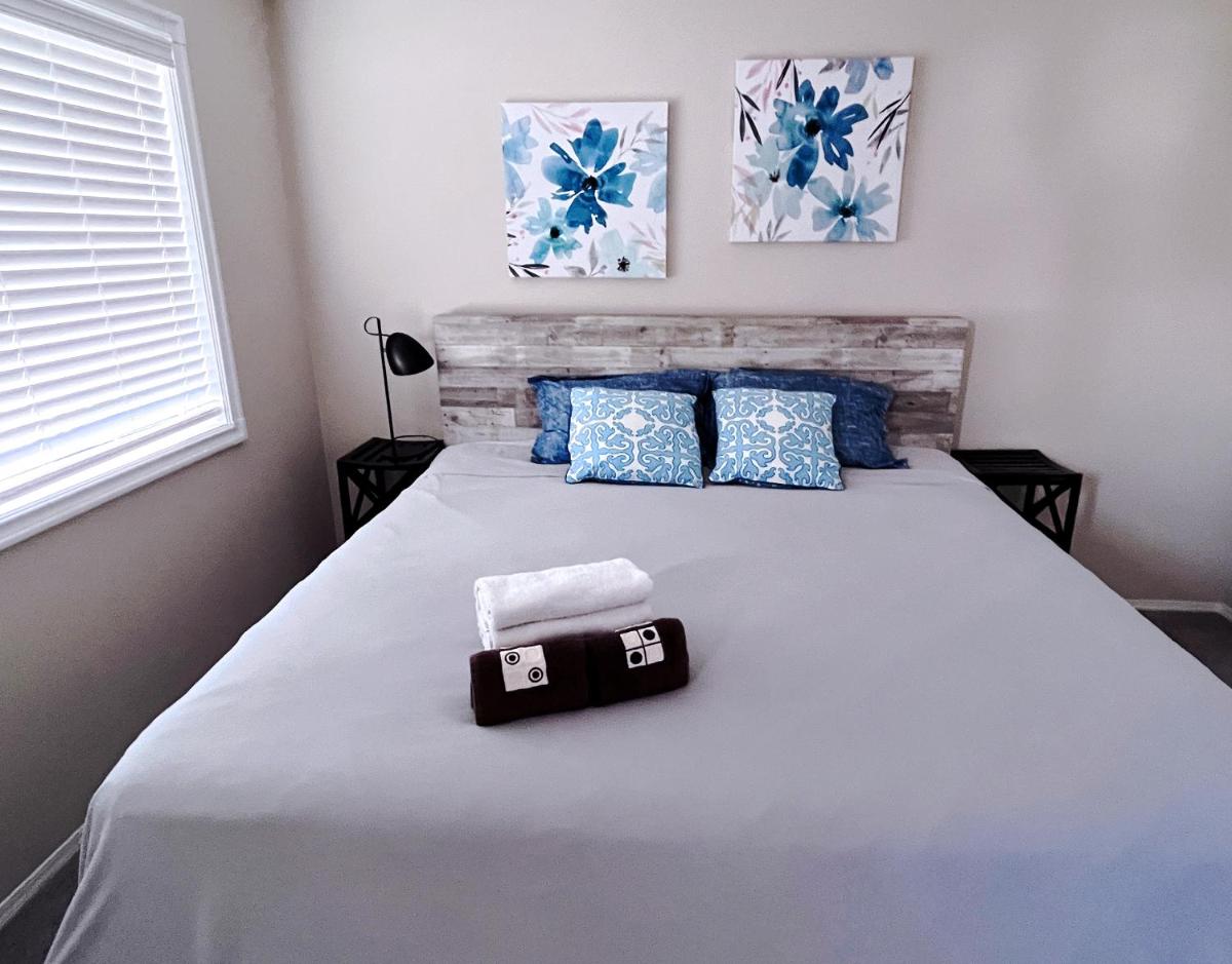 Calgary-Banff Best Garden house close LRT&UC&Free Parking view 4