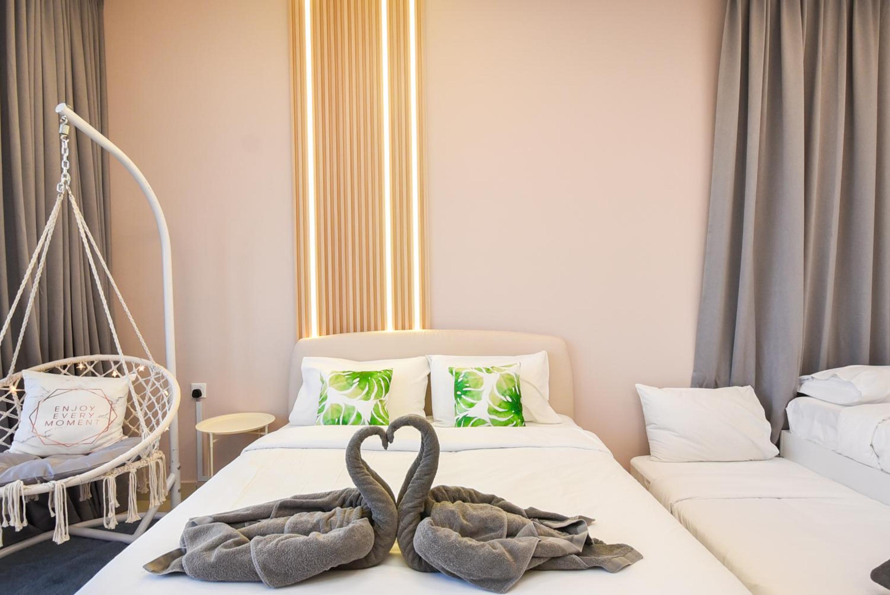 Twin Tower Residence by Nest Home【5 mins walk to CIQ】