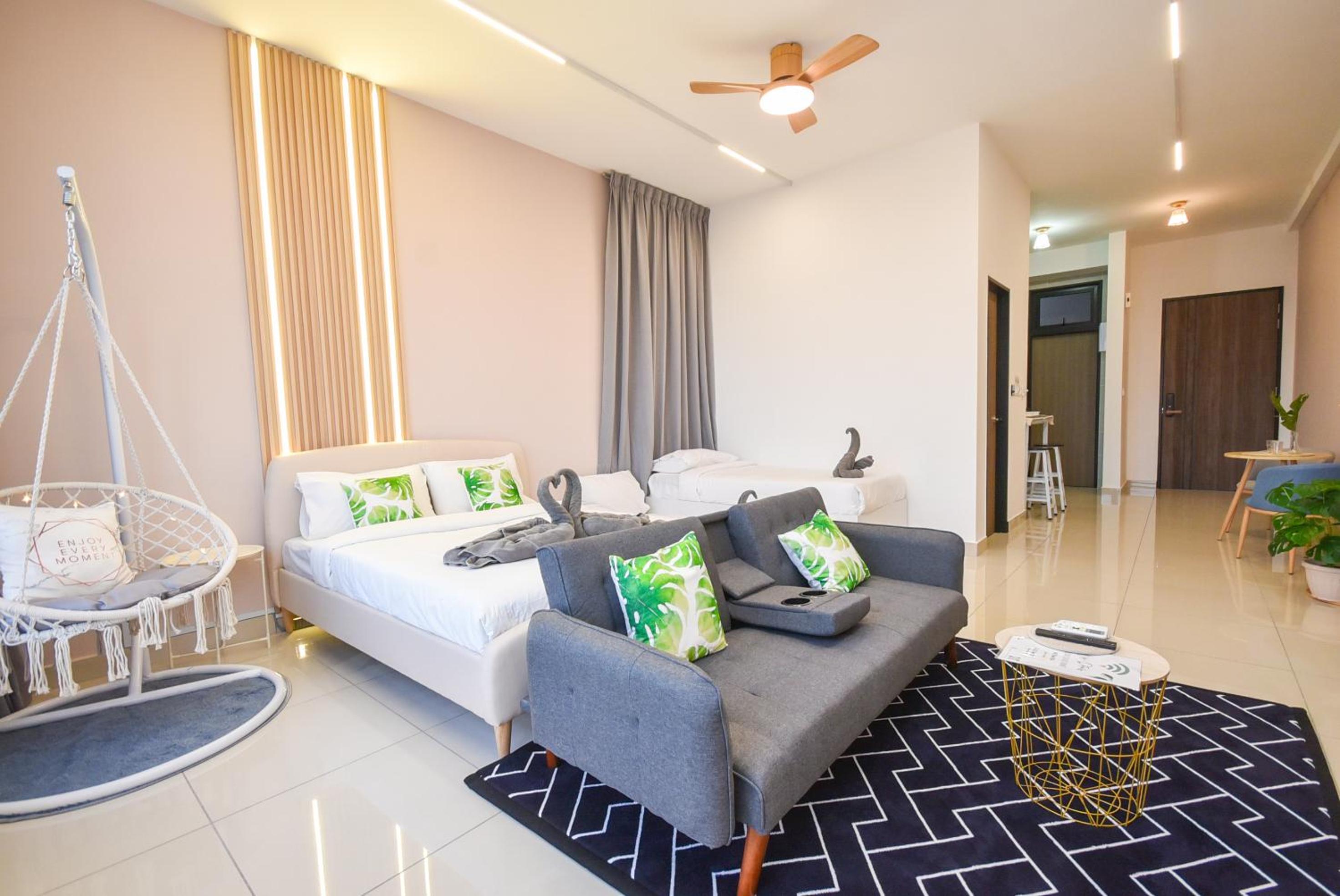 Twin Tower Residence by Nest Home【5 mins walk to CIQ】