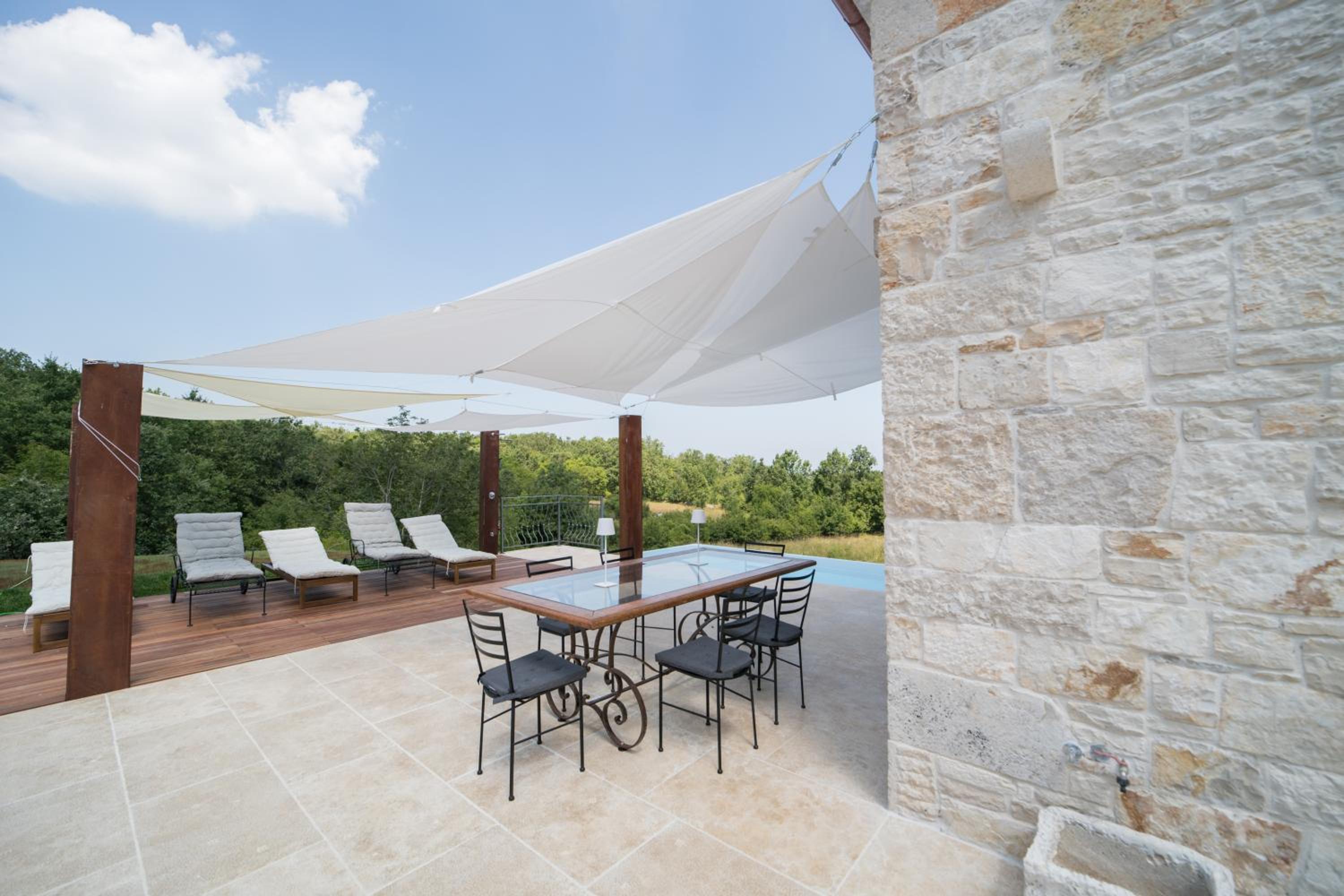 Villa Krug with 3 br and a pool immersed in nature near Buje