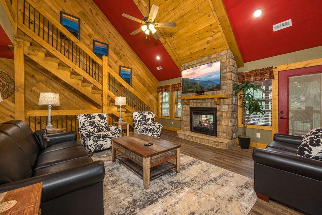 Brandon`s Mountain Retreat chalet view 2