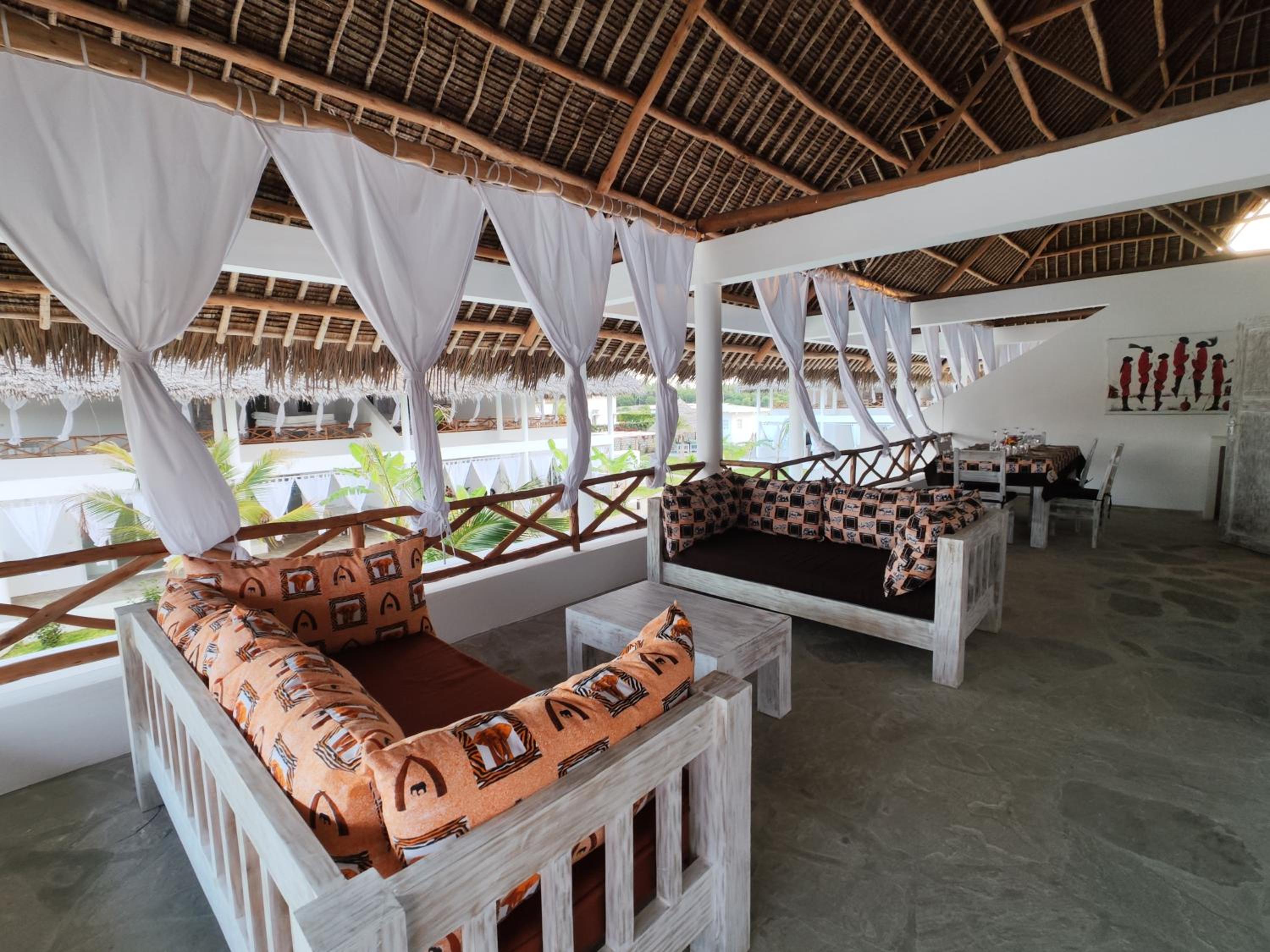 RiccArDella House Rafiki Tamu