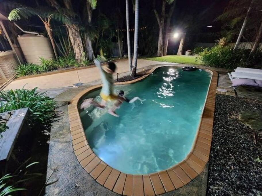 VIVID - Lake Macquarie Cosy House, heated pool, ev station, fireplace 1 hour from Sydney