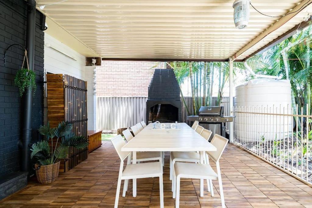 VIVID - Lake Macquarie Cosy House, heated pool, ev station, fireplace 1 hour from Sydney