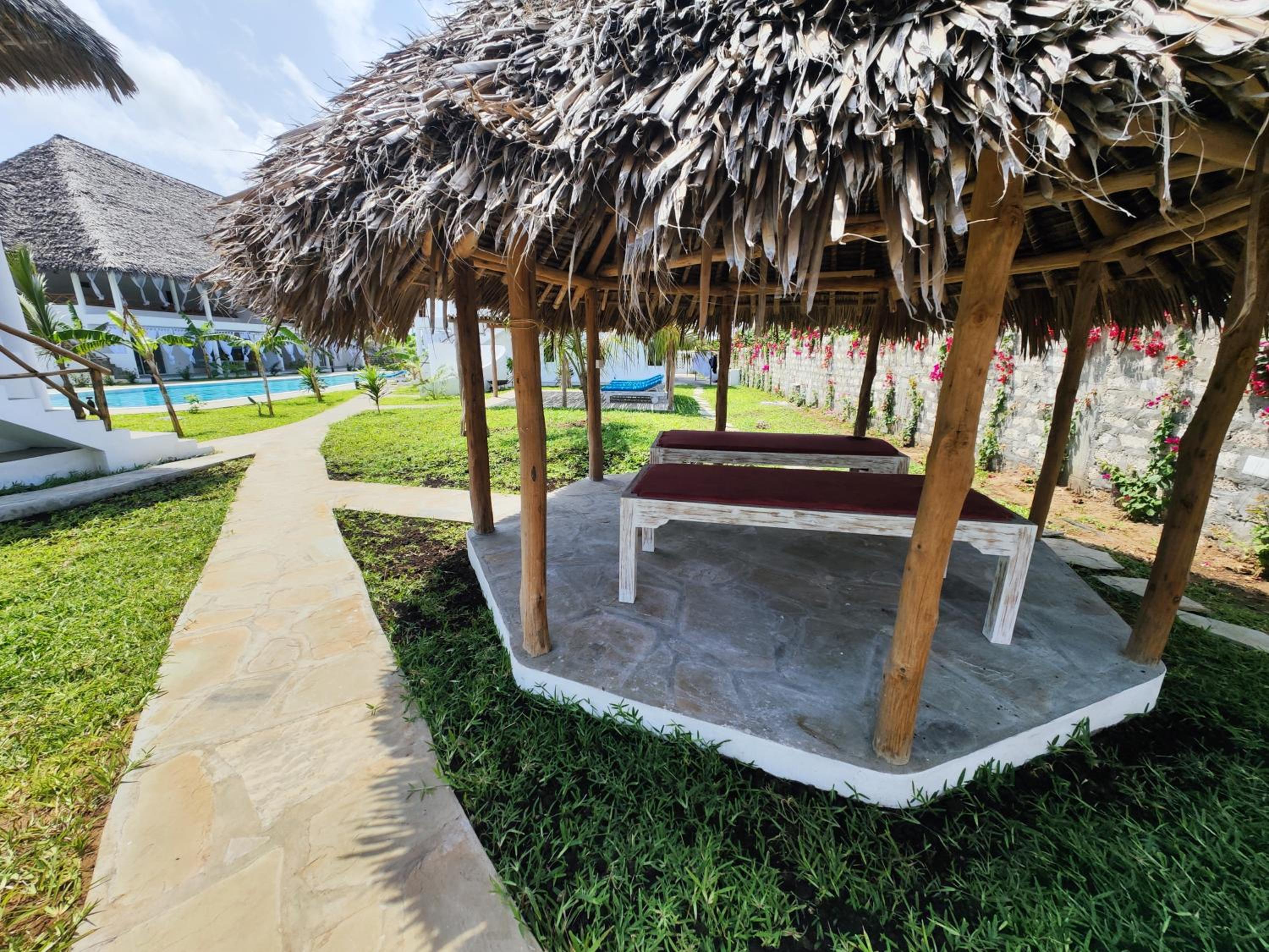 RiccArDella House Rafiki Tamu