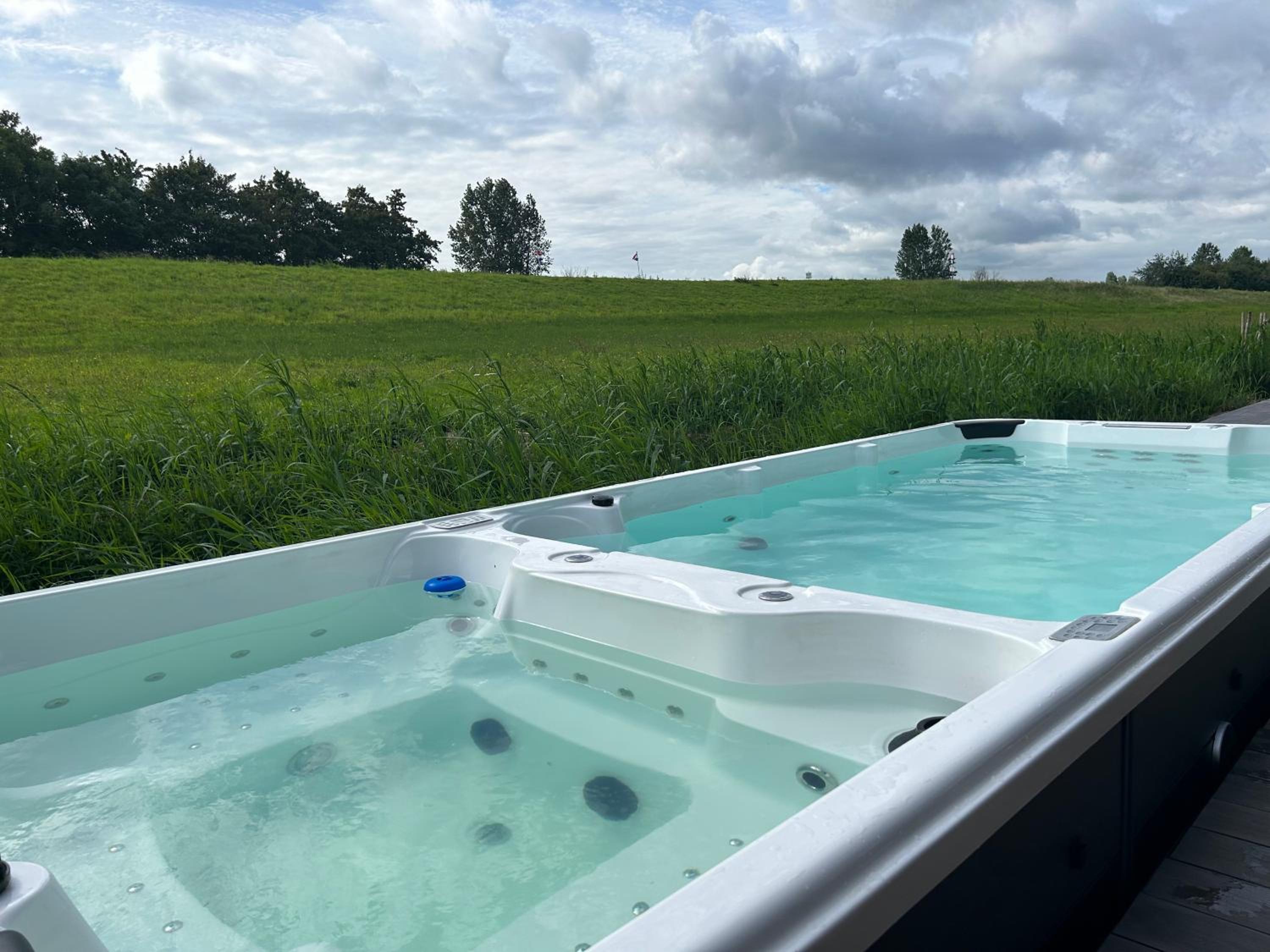 B&B Veluwemeer, jacuzzi, swim spa, sauna, steam bath and sandy beach view 3