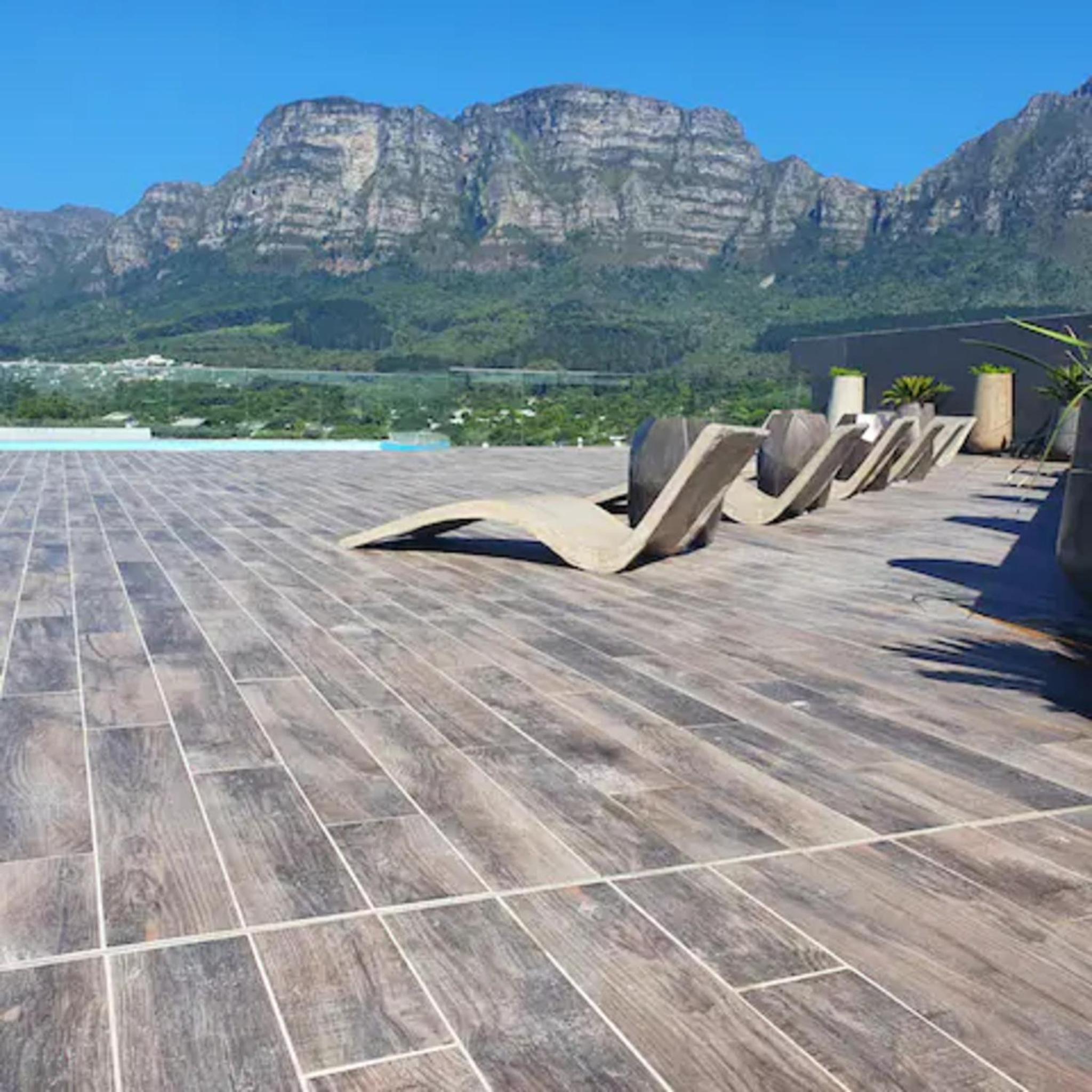 Newlands Peak - Spacious one-bed apartment view 5