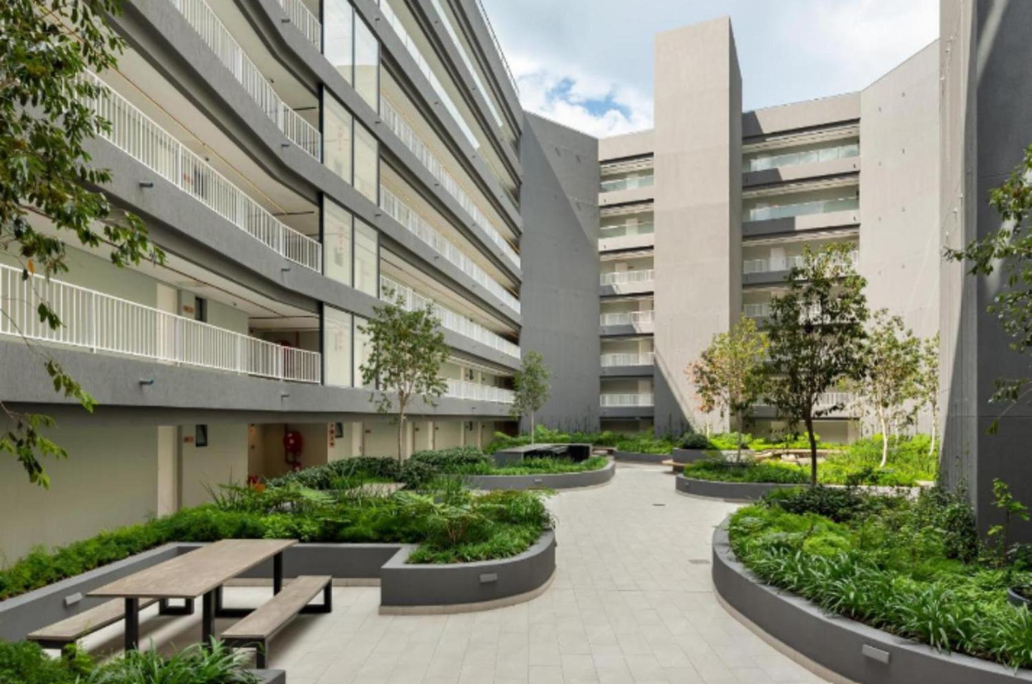 Newlands Peak - Spacious one-bed apartment view 2