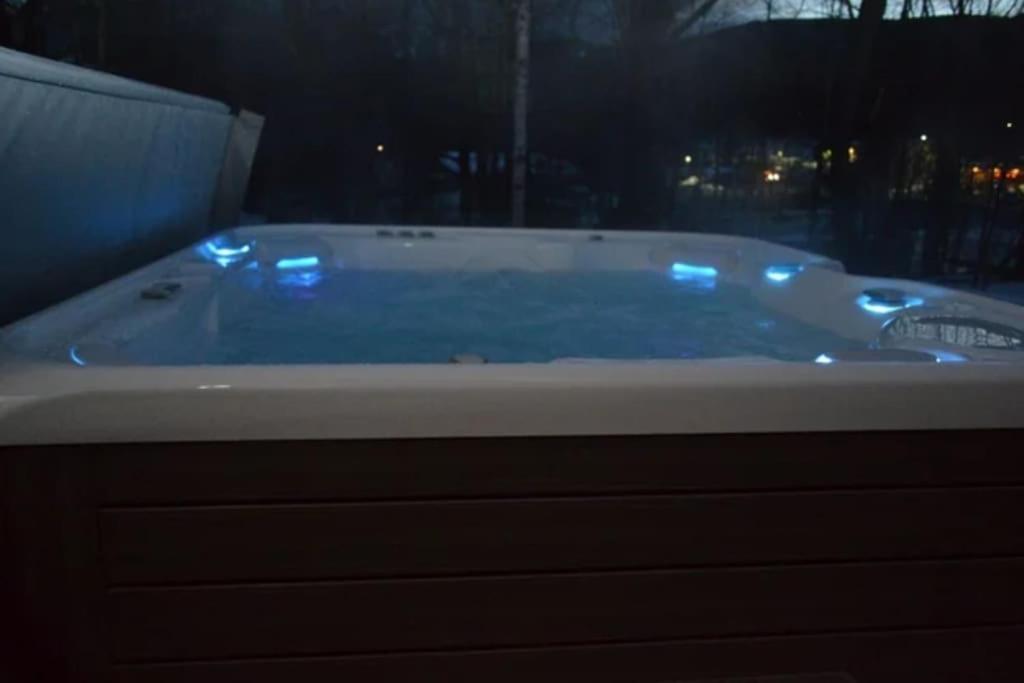 Acogedora casa en Madrid con piscina privada, jacuzzy y garaje view 4