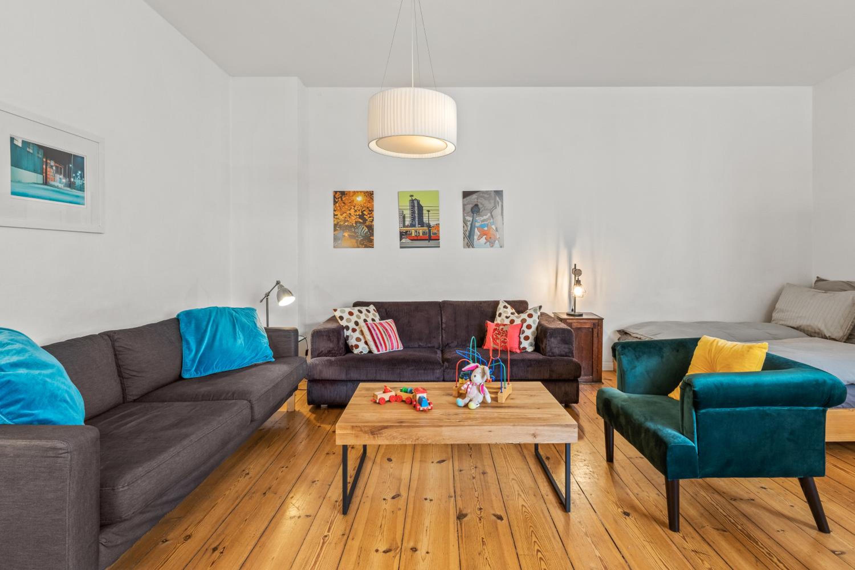 TheWilhelmshavener Group Apartment, group & family friendly, 100m2, 2BR, 1 living room, huge table, ideal for 4 - 6 Guests