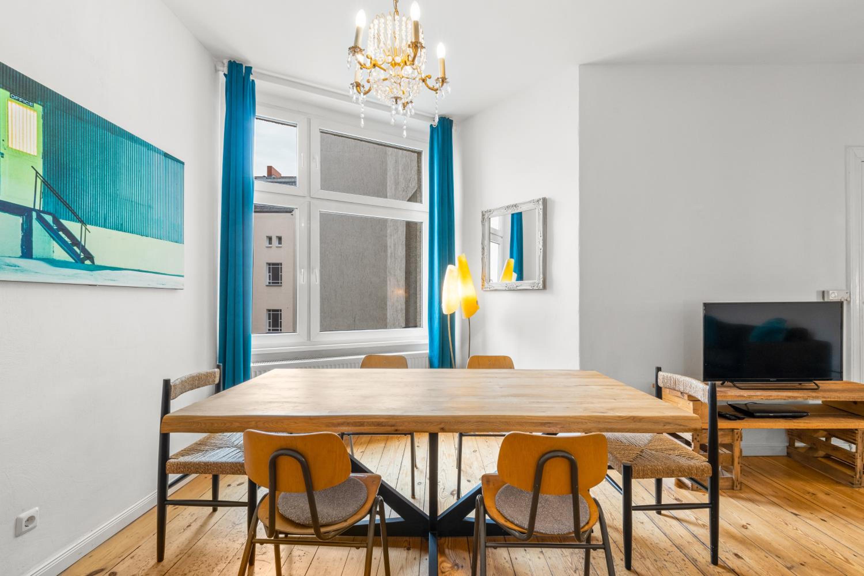 TheWilhelmshavener Group Apartment, group & family friendly, 100m2, 2BR, 1 living room, huge table, ideal for 4 - 6 Guests
