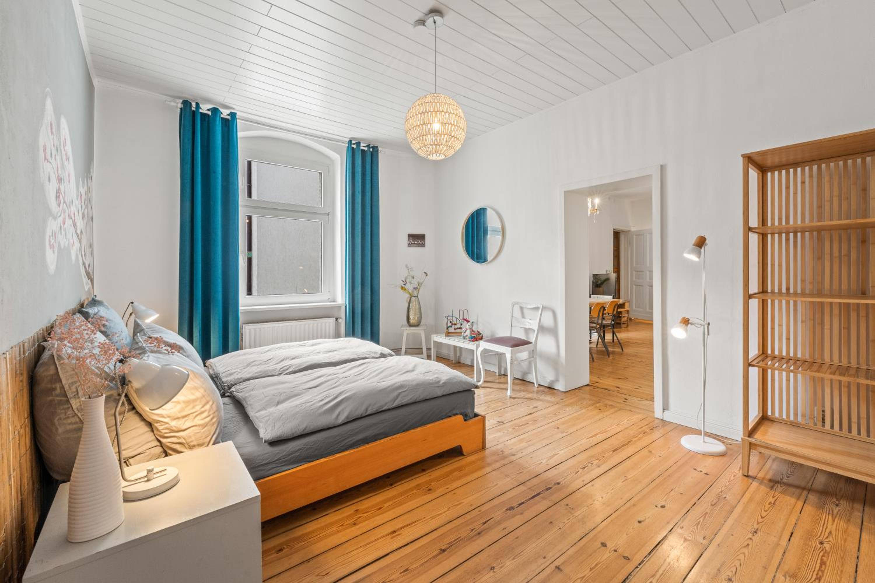 TheWilhelmshavener Group Apartment, group & family friendly, 100m2, 2BR, 1 living room, huge table, ideal for 4 - 6 Guests