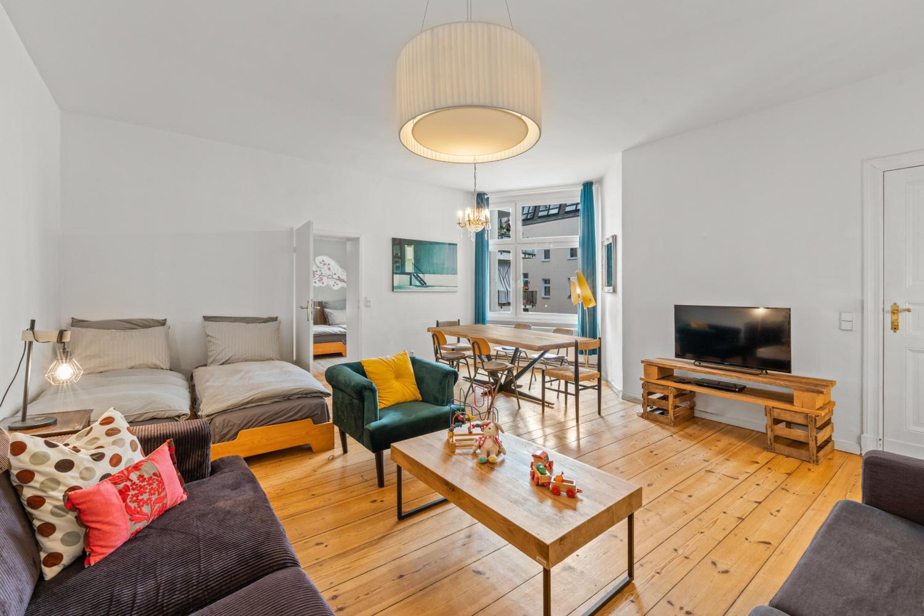 TheWilhelmshavener Group Apartment, group & family friendly, 100m2, 2BR, 1 living room, huge table, ideal for 4 - 6 Guests