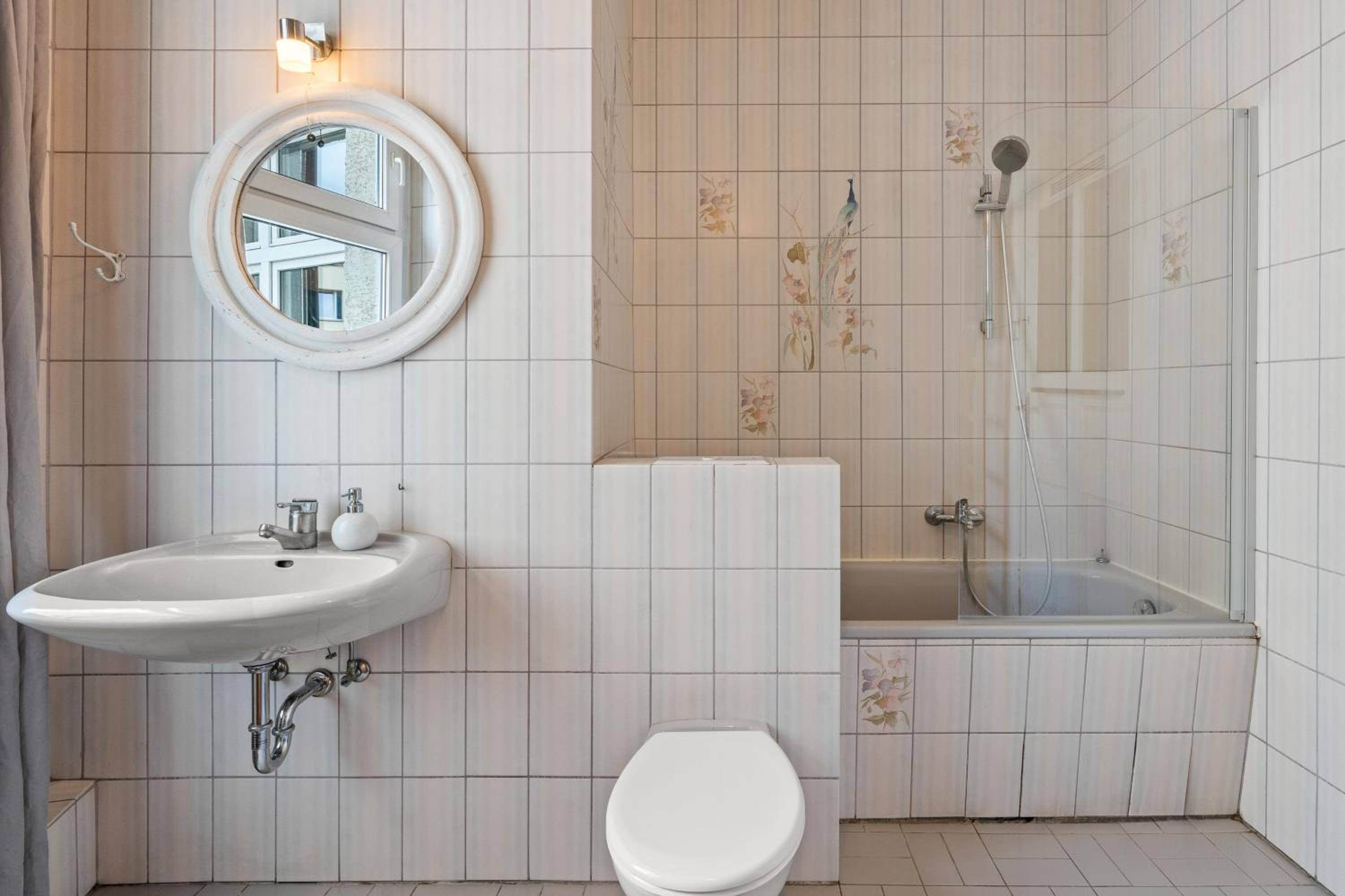 TheWilhelmshavener Group Apartment, group & family friendly, 100m2, 2BR, 1 living room, huge table, ideal for 4 - 6 Guests