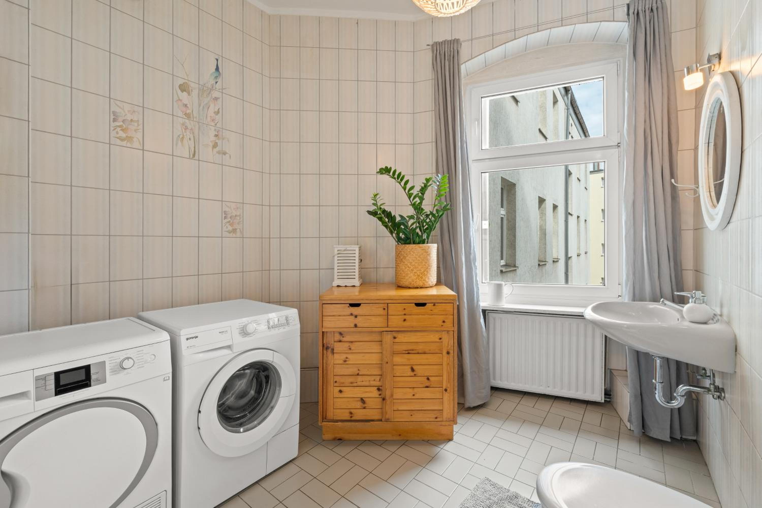 TheWilhelmshavener Group Apartment, group & family friendly, 100m2, 2BR, 1 living room, huge table, ideal for 4 - 6 Guests