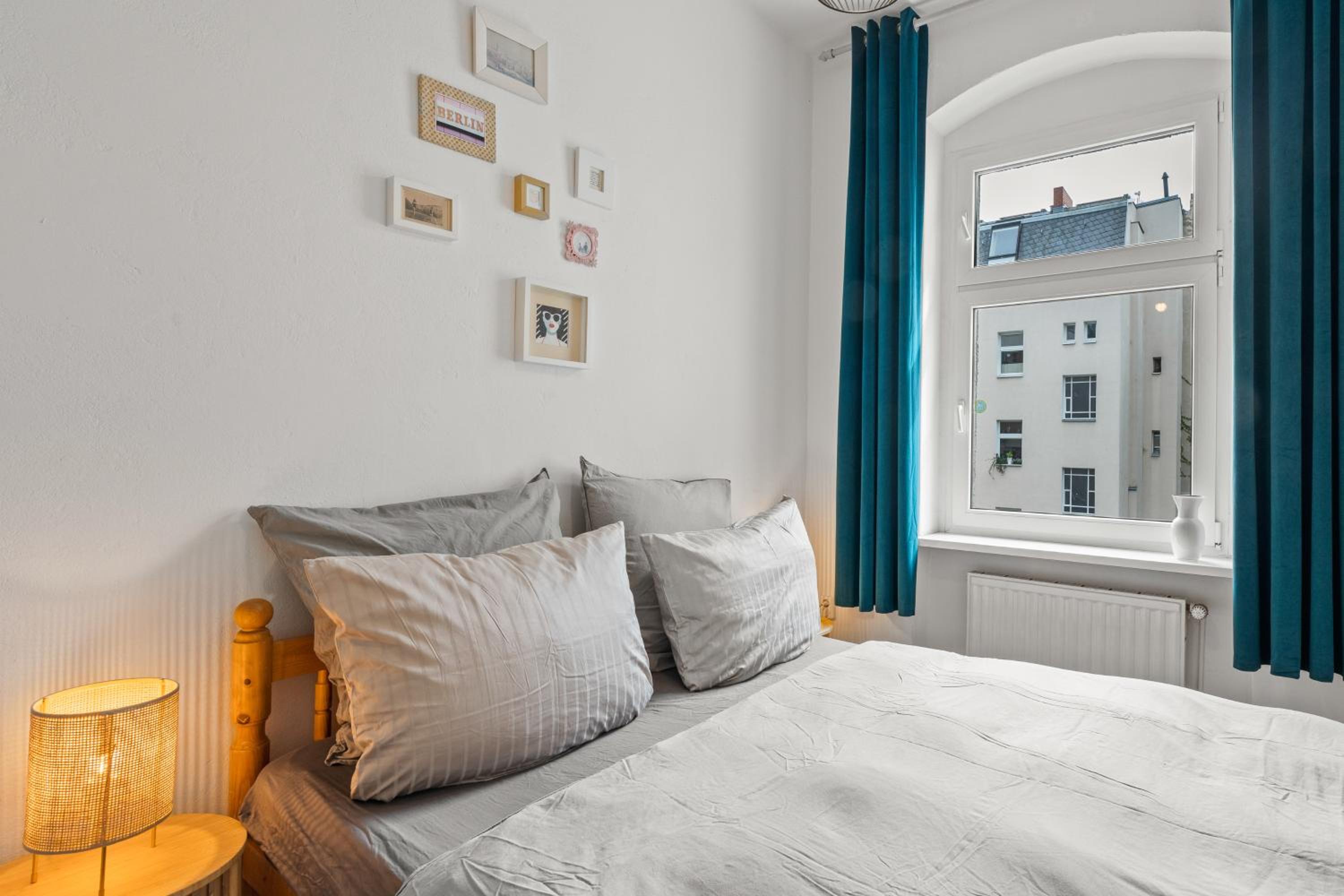 TheWilhelmshavener Group Apartment, group & family friendly, 100m2, 2BR, 1 living room, huge table, ideal for 4 - 6 Guests