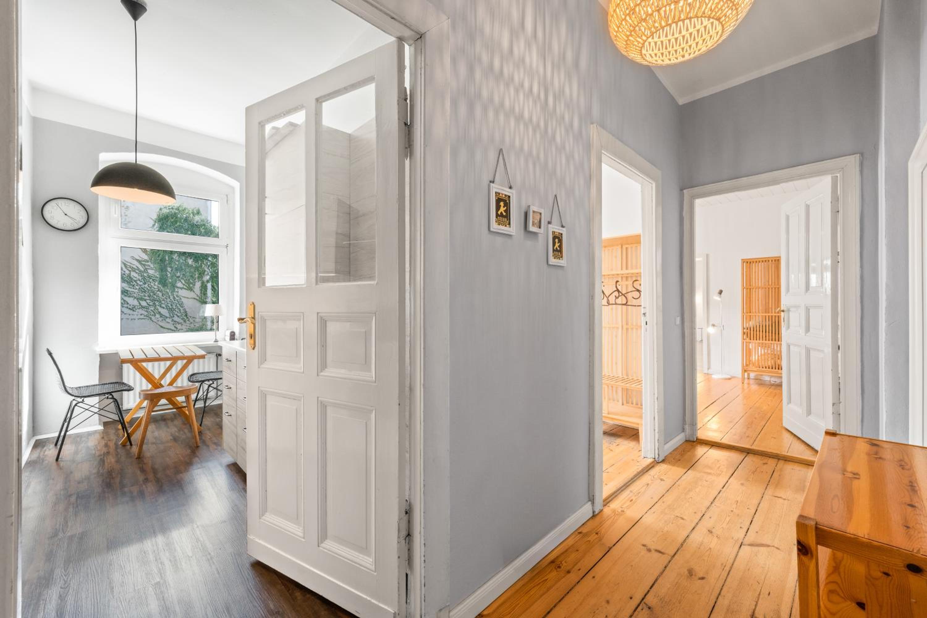 TheWilhelmshavener Group Apartment, group & family friendly, 100m2, 2BR, 1 living room, huge table, ideal for 4 - 6 Guests