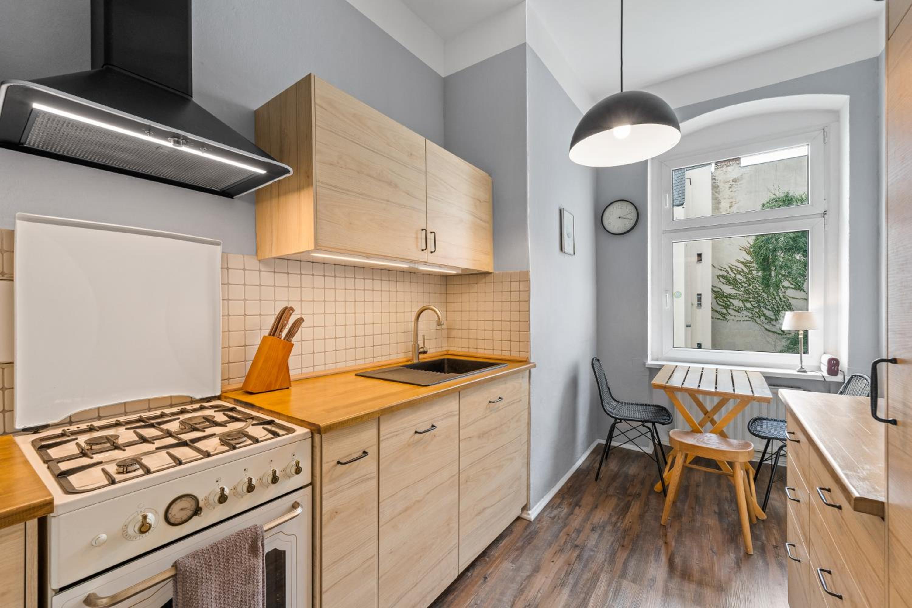 TheWilhelmshavener Group Apartment, group & family friendly, 100m2, 2BR, 1 living room, huge table, ideal for 4 - 6 Guests