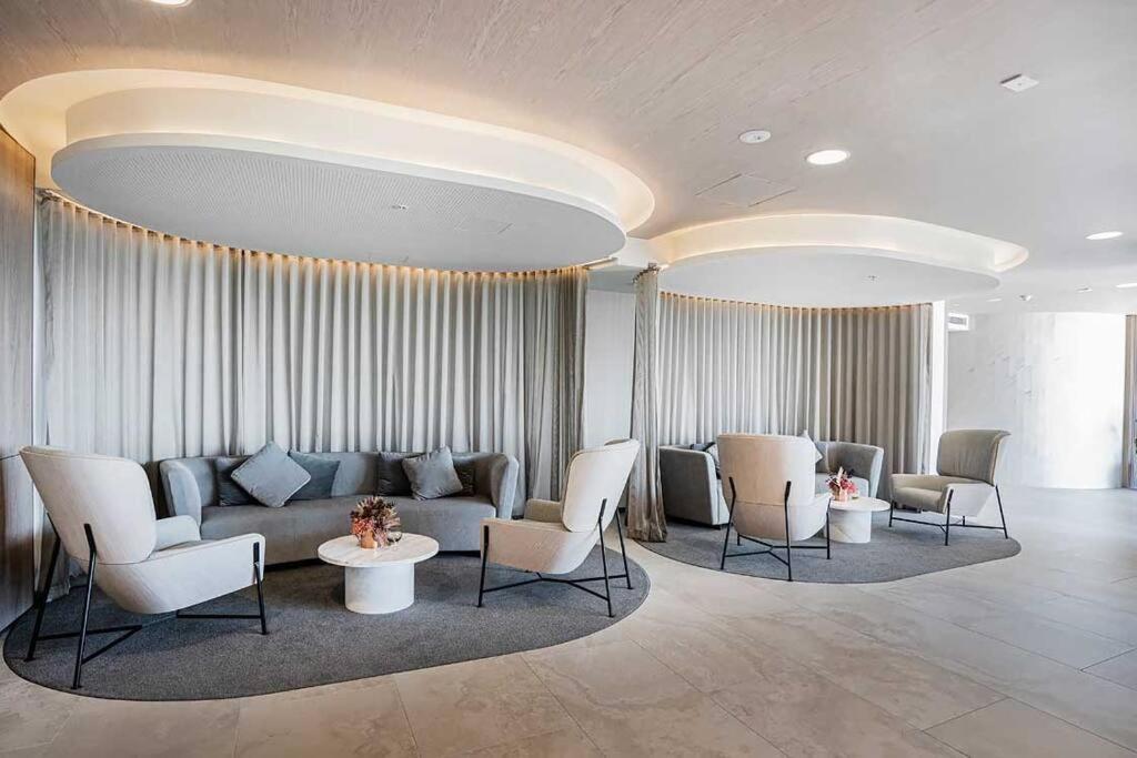 Top Floor Mountain View Luxury Rental Unit in SkyGarden Glen