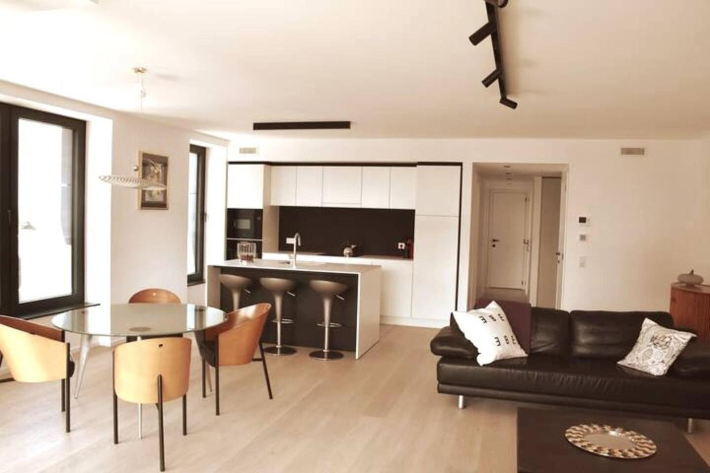 Luxueus & nieuw 2-slaapkamerappartement met garage