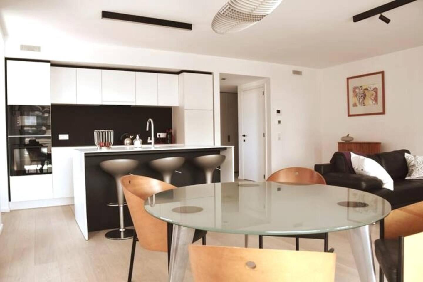 Luxueus & nieuw 2-slaapkamerappartement met garage