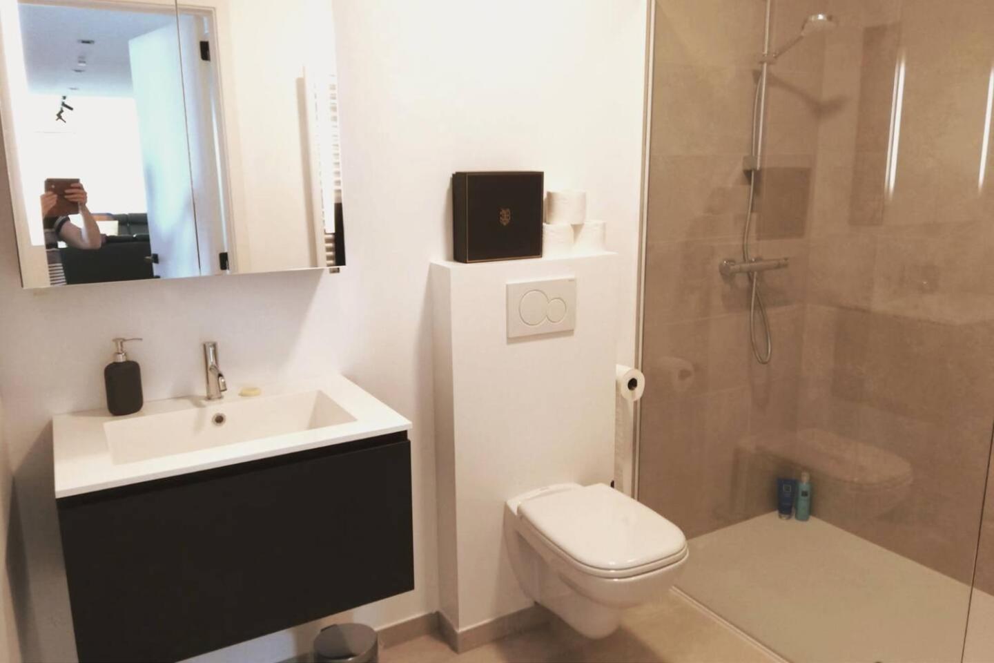 Luxueus & nieuw 2-slaapkamerappartement met garage