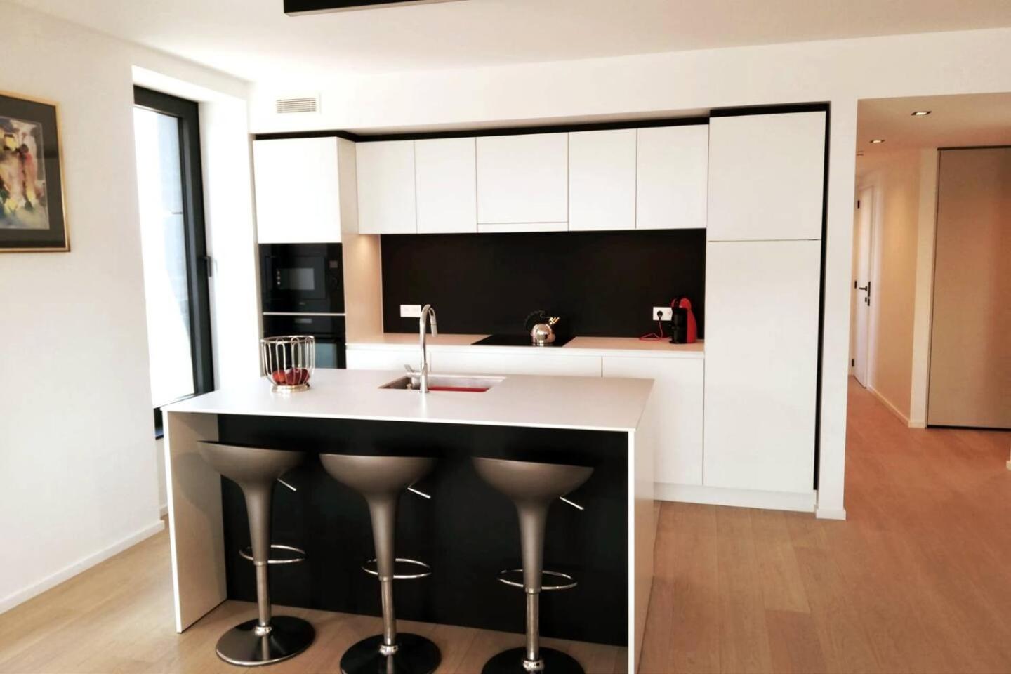 Luxueus & nieuw 2-slaapkamerappartement met garage