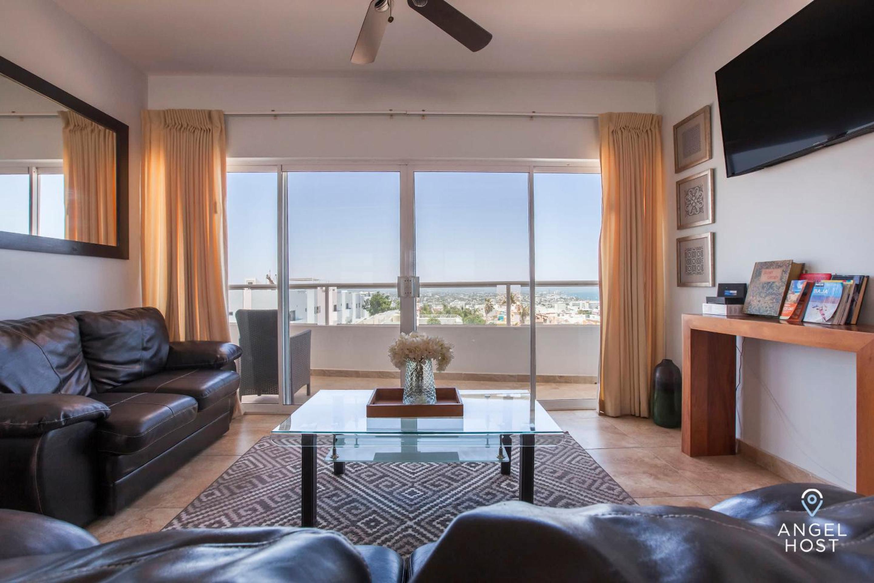 Oceanview Living Space & Balcony with FiberOptic WiFi! view 4