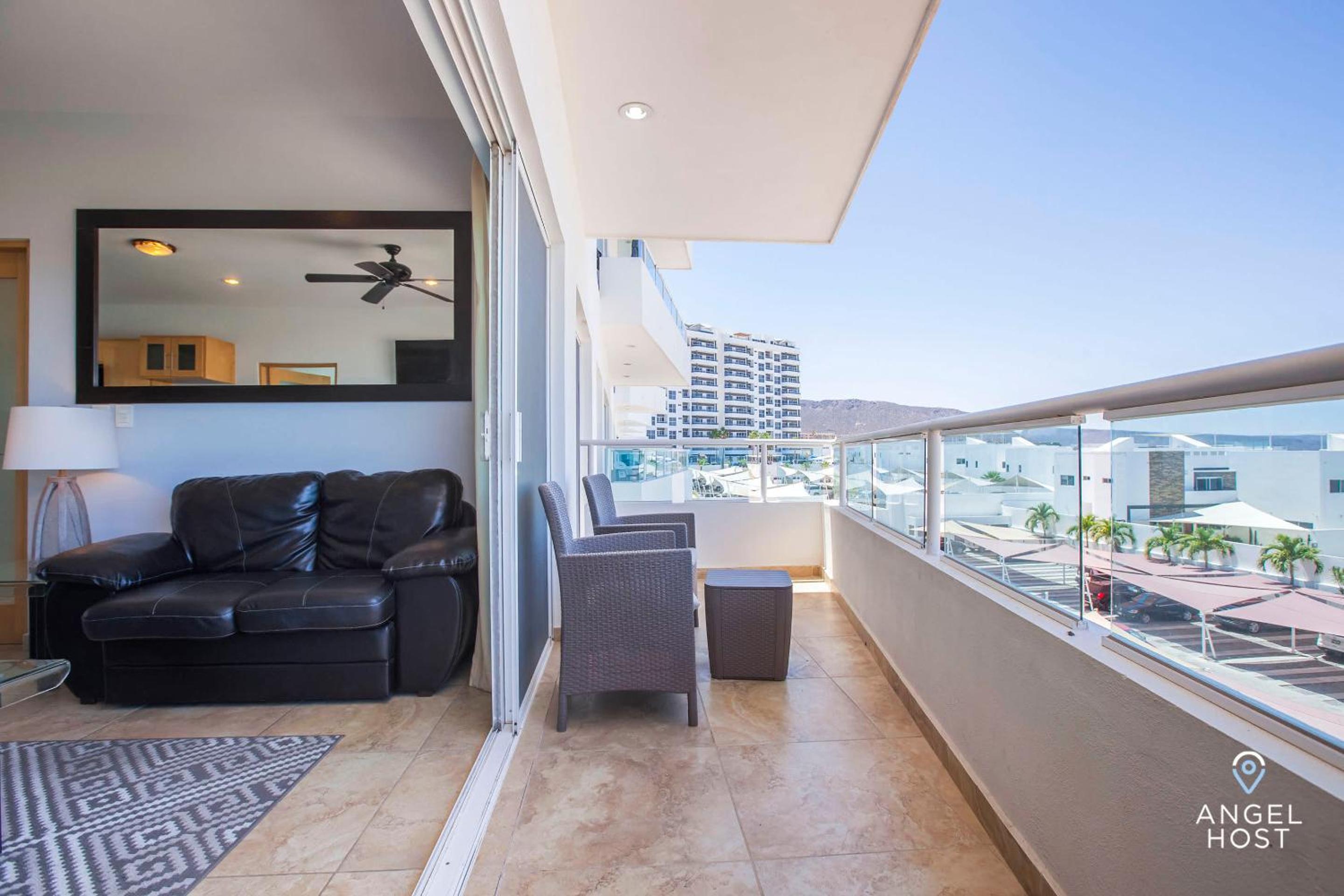 Oceanview Living Space & Balcony with FiberOptic WiFi! view 5