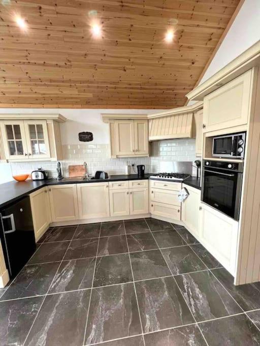 Cheerful 2 bedroom cottage with free parking view 2