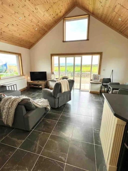 Cheerful 2 bedroom cottage with free parking view 3