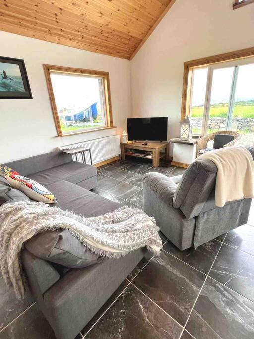 Cheerful 2 bedroom cottage with free parking view 5