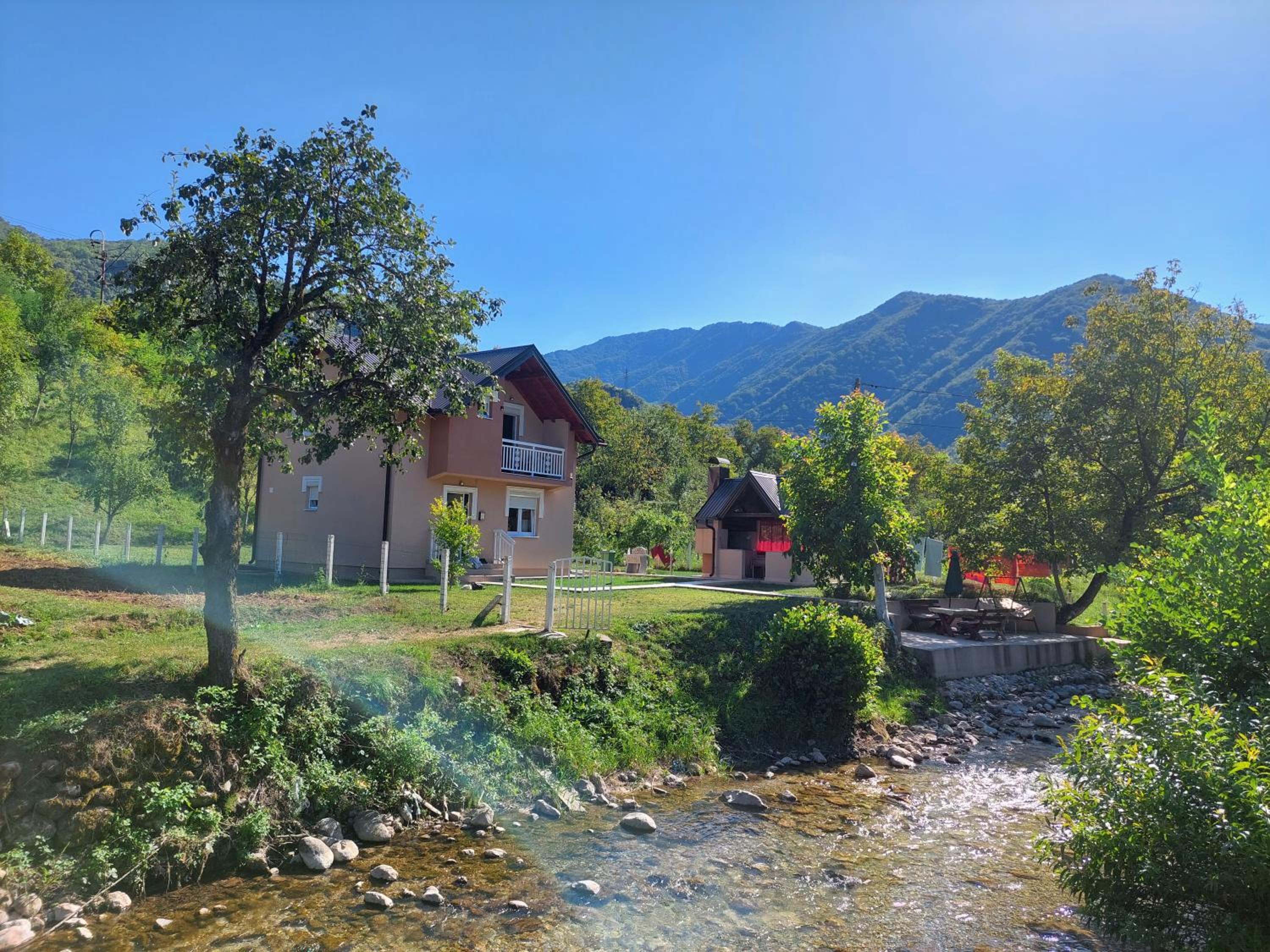Kuća-Villa pored rijeke i jezera Čelebići Konjic