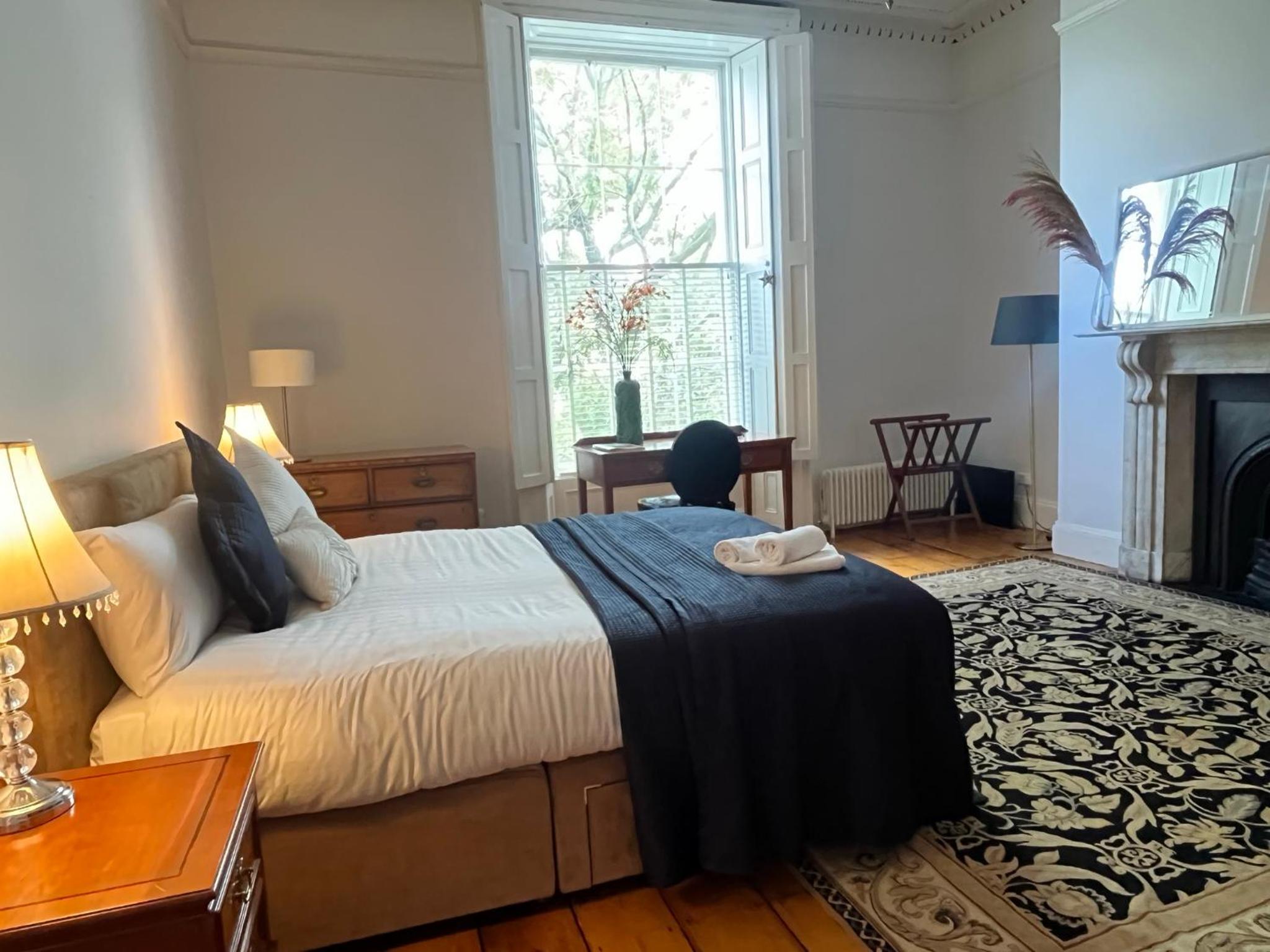 Spectacular 2 Bedroom Apartment with Sunny Garden & Terrace