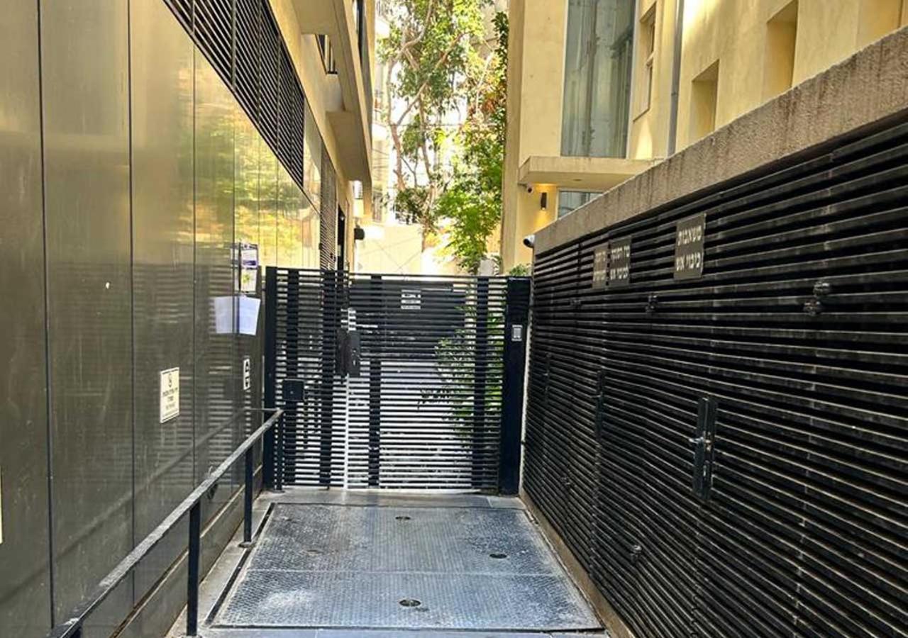 Tel-Aviv center, near the beach, terrace, 2 people view 4