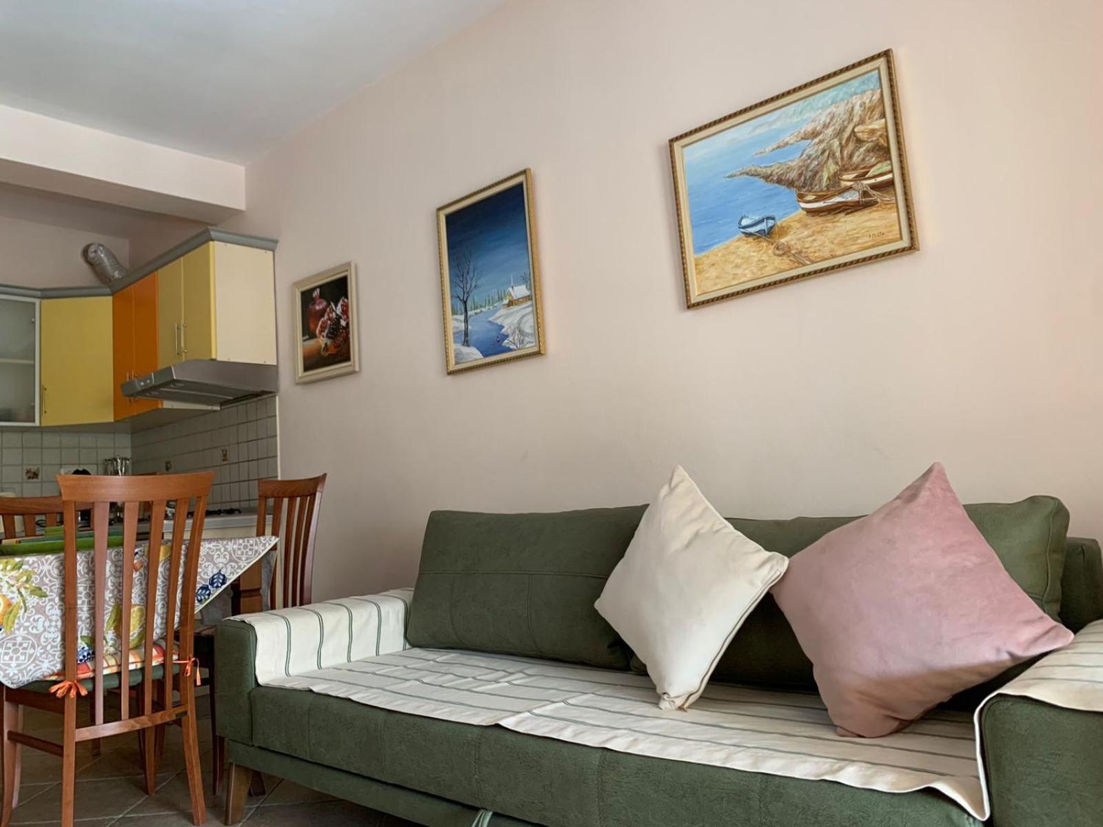 Arbi's Pool View Apartment