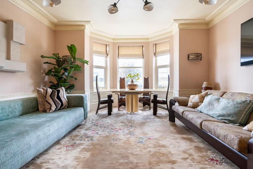 Spacious 2 Bed Luxury Apartment