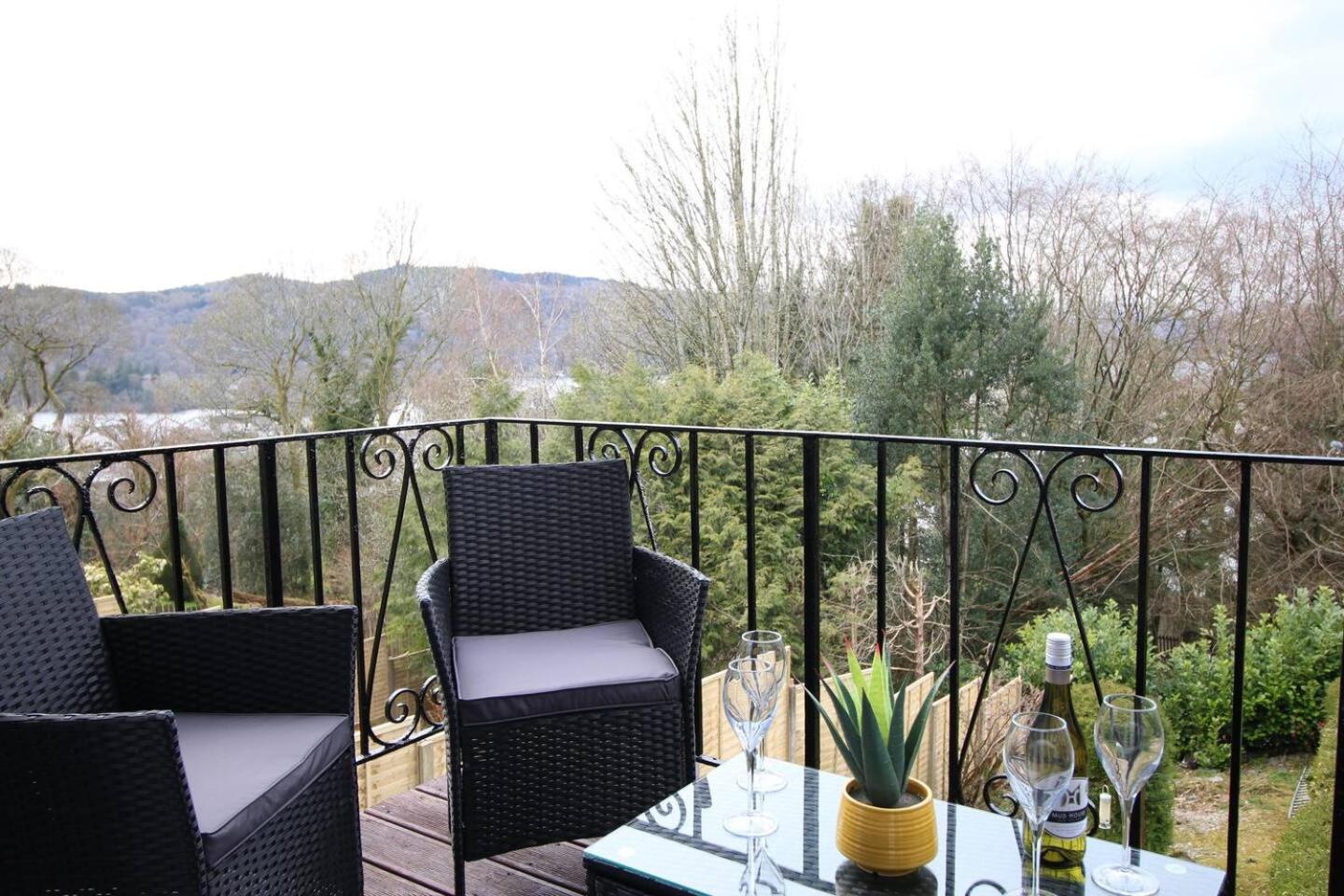 Windermere Lake view Hideaway Pet friendly nearby Lake parking golf nearby walkers welcome view 2