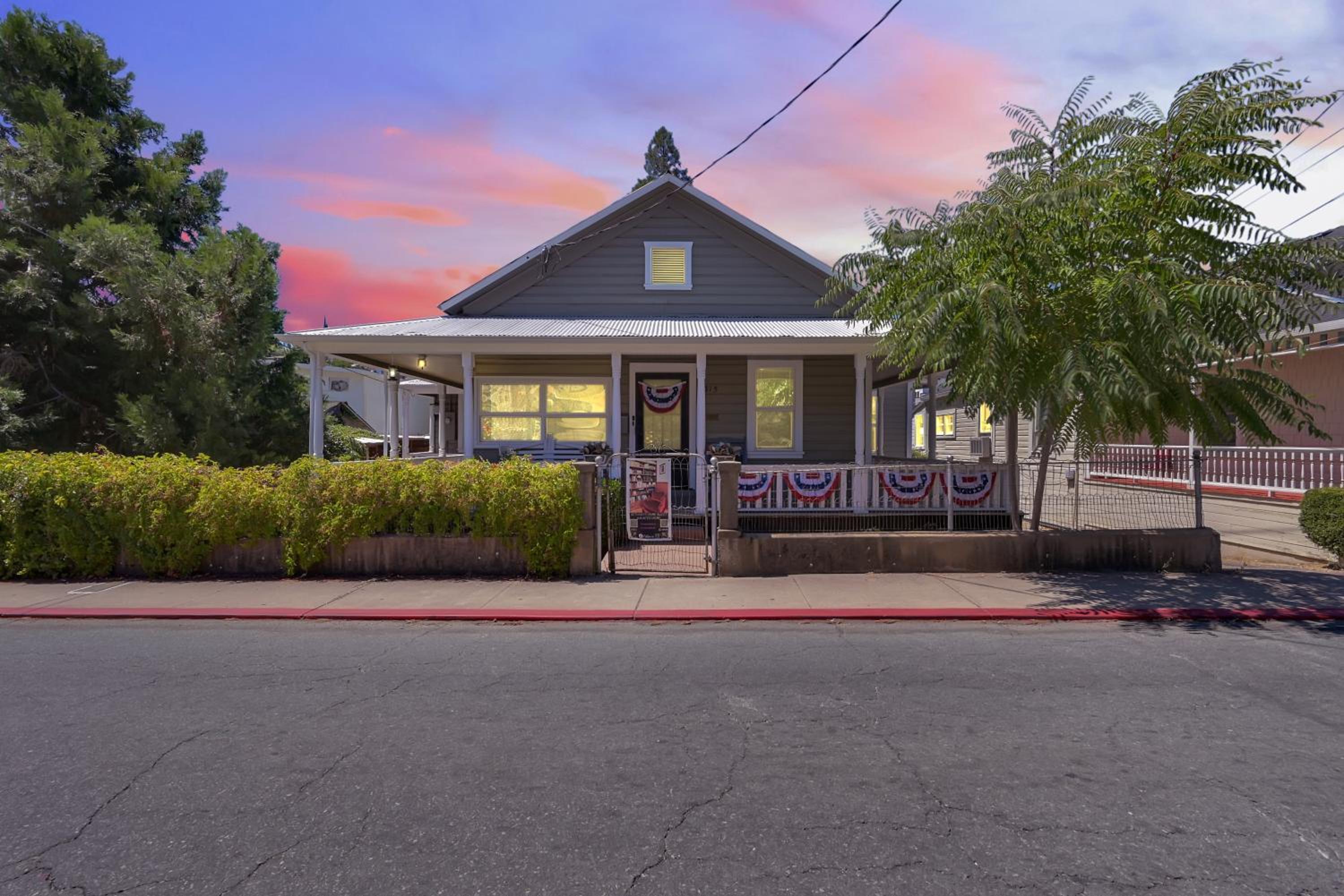 Spacious Downtown Jackson Retreat- Historic Hangout view 3