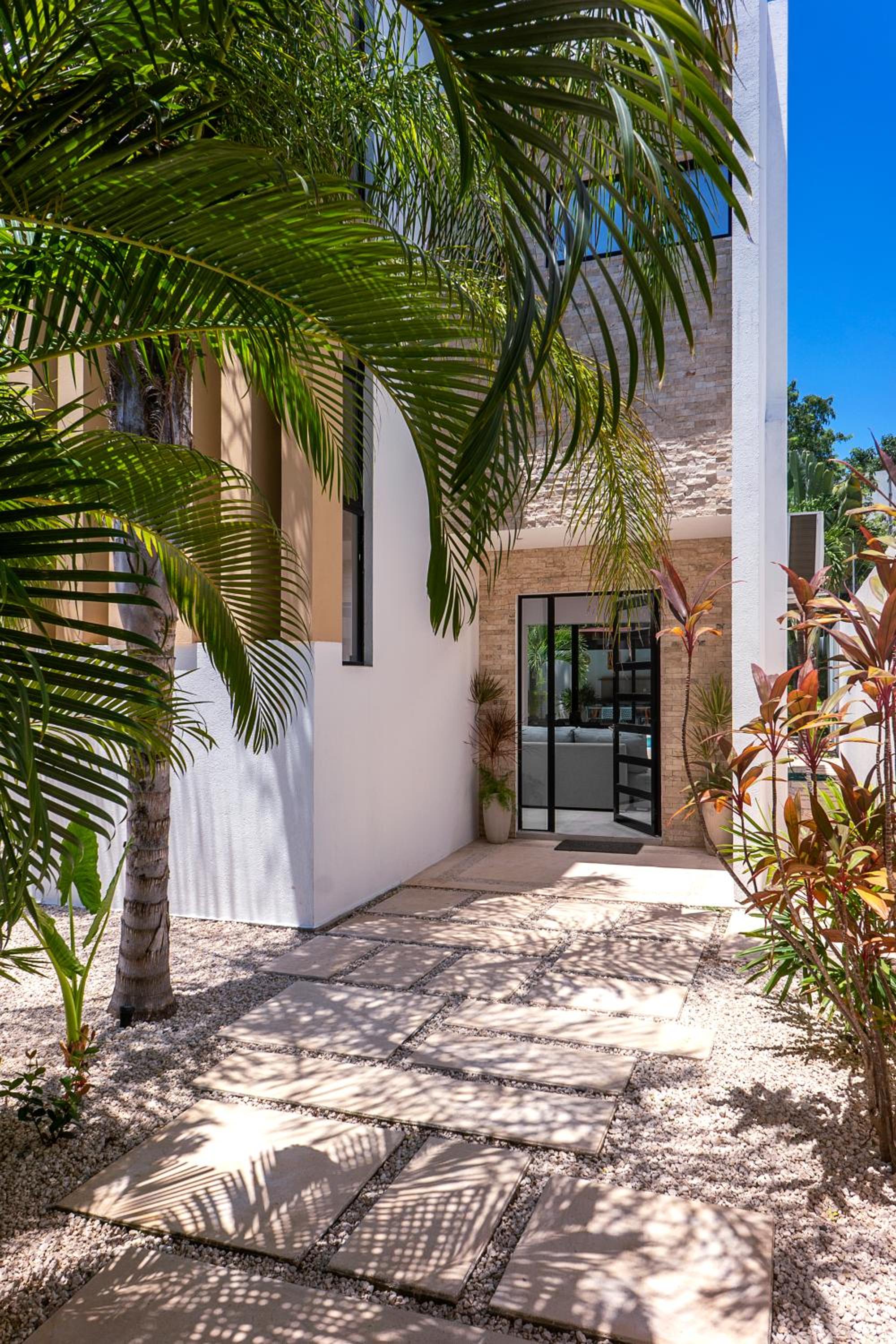 Wonderful Tropical Home 3BR, Garden, Private Pool.