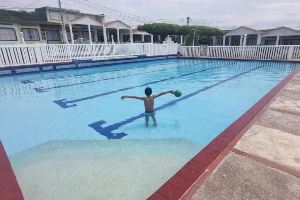 Hermosa y cómoda casa en conjunto con piscina en Girardot